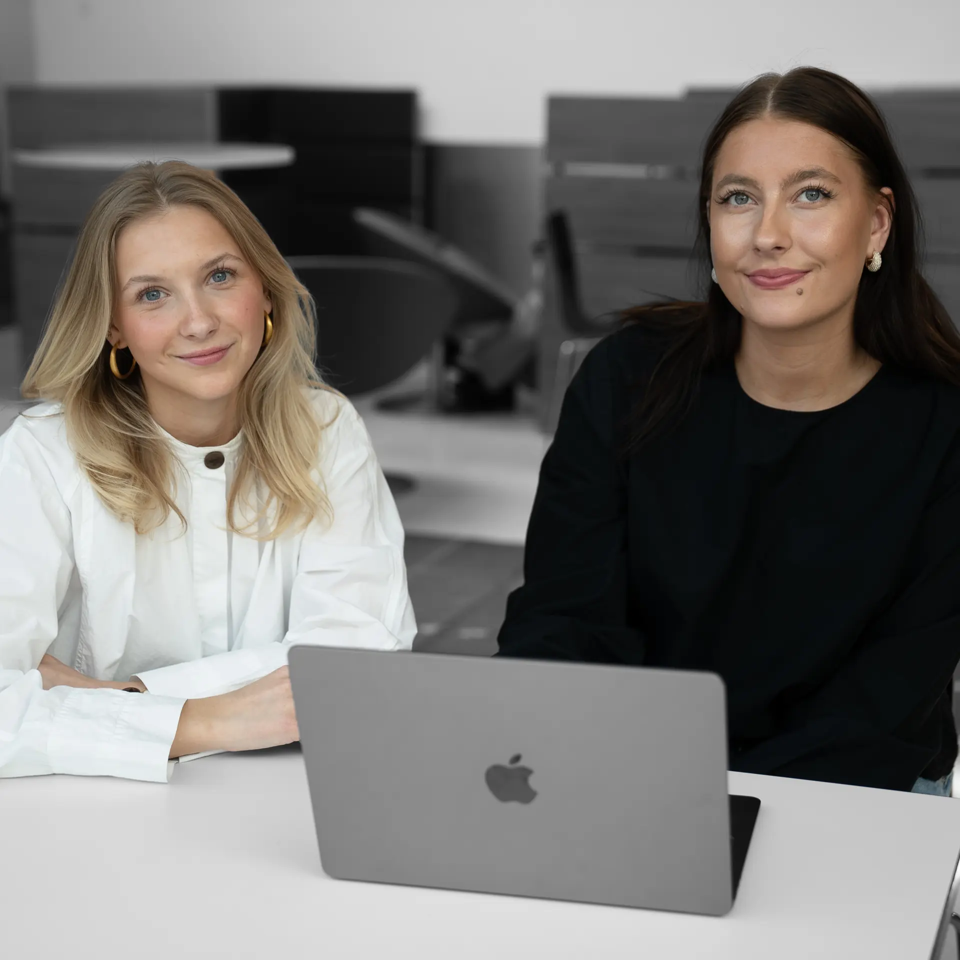 Elever på HHX arbejder på computer