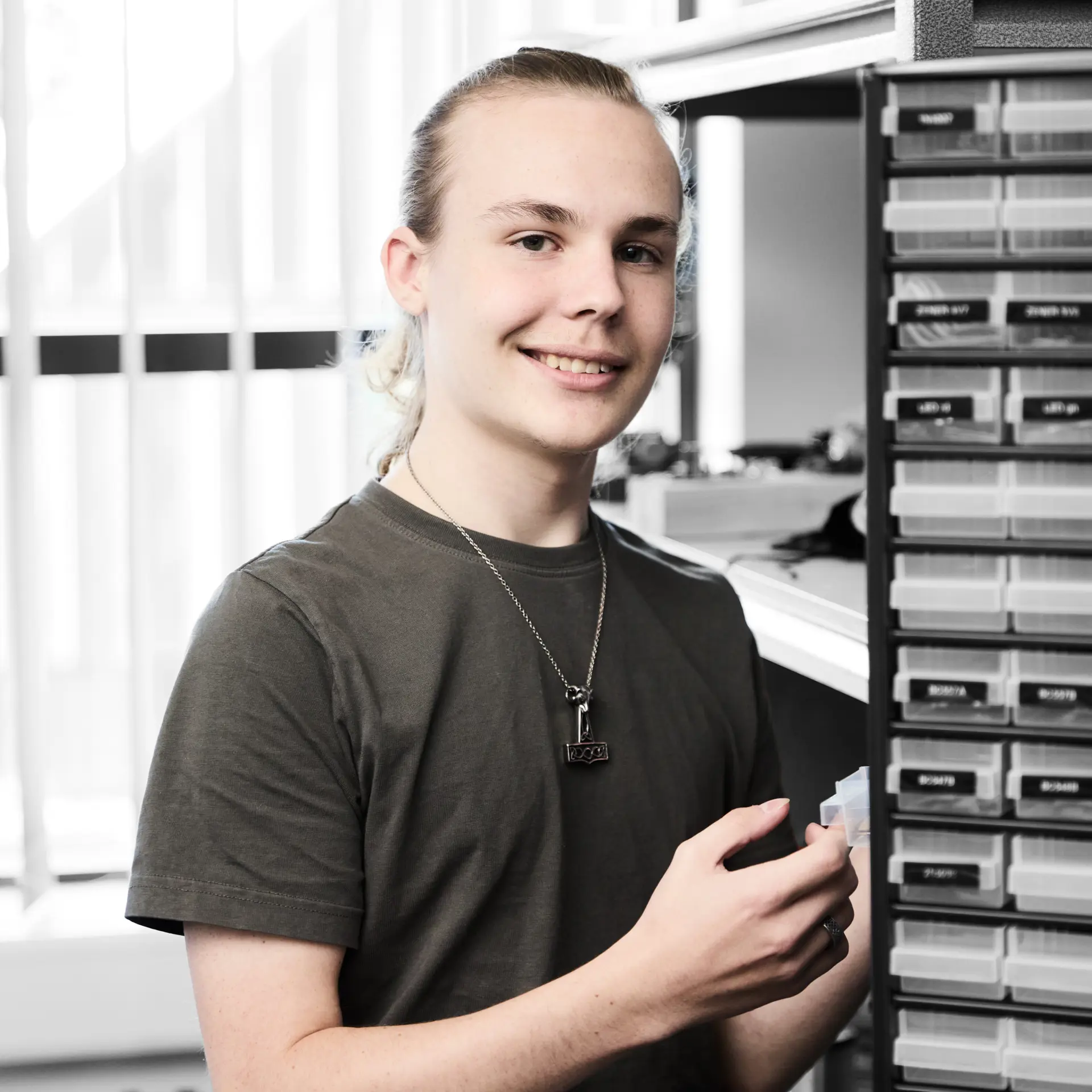 Elektronikfagtekniker på et lager