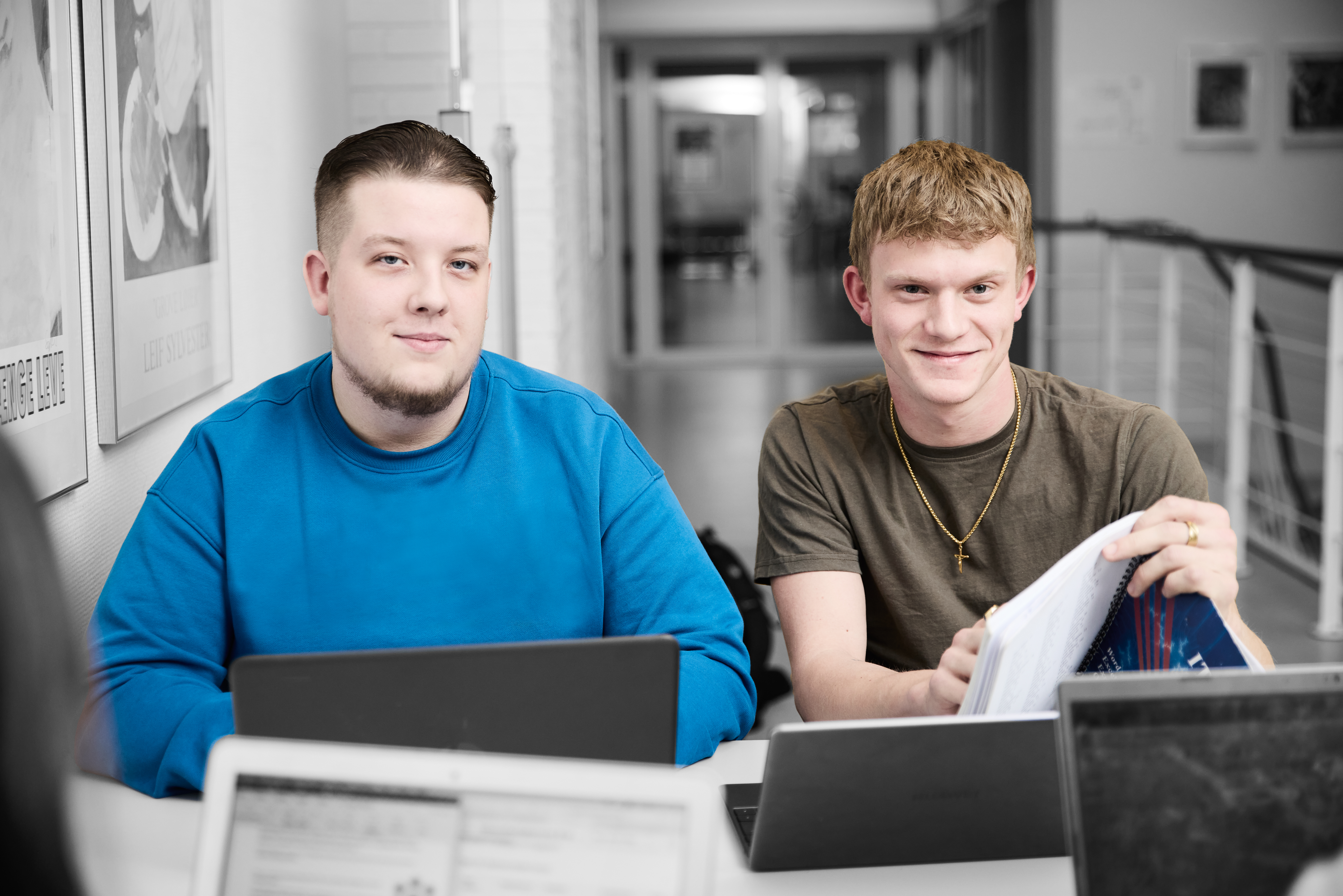 Business EUX-elever arbejder ved computer