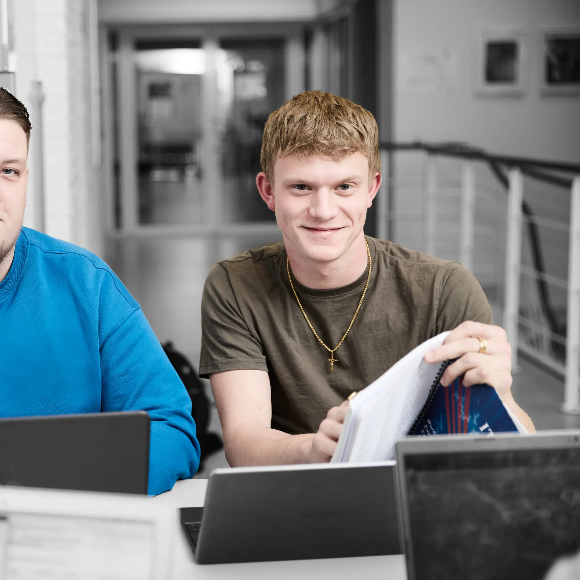 Business EUX-elever arbejder ved computer