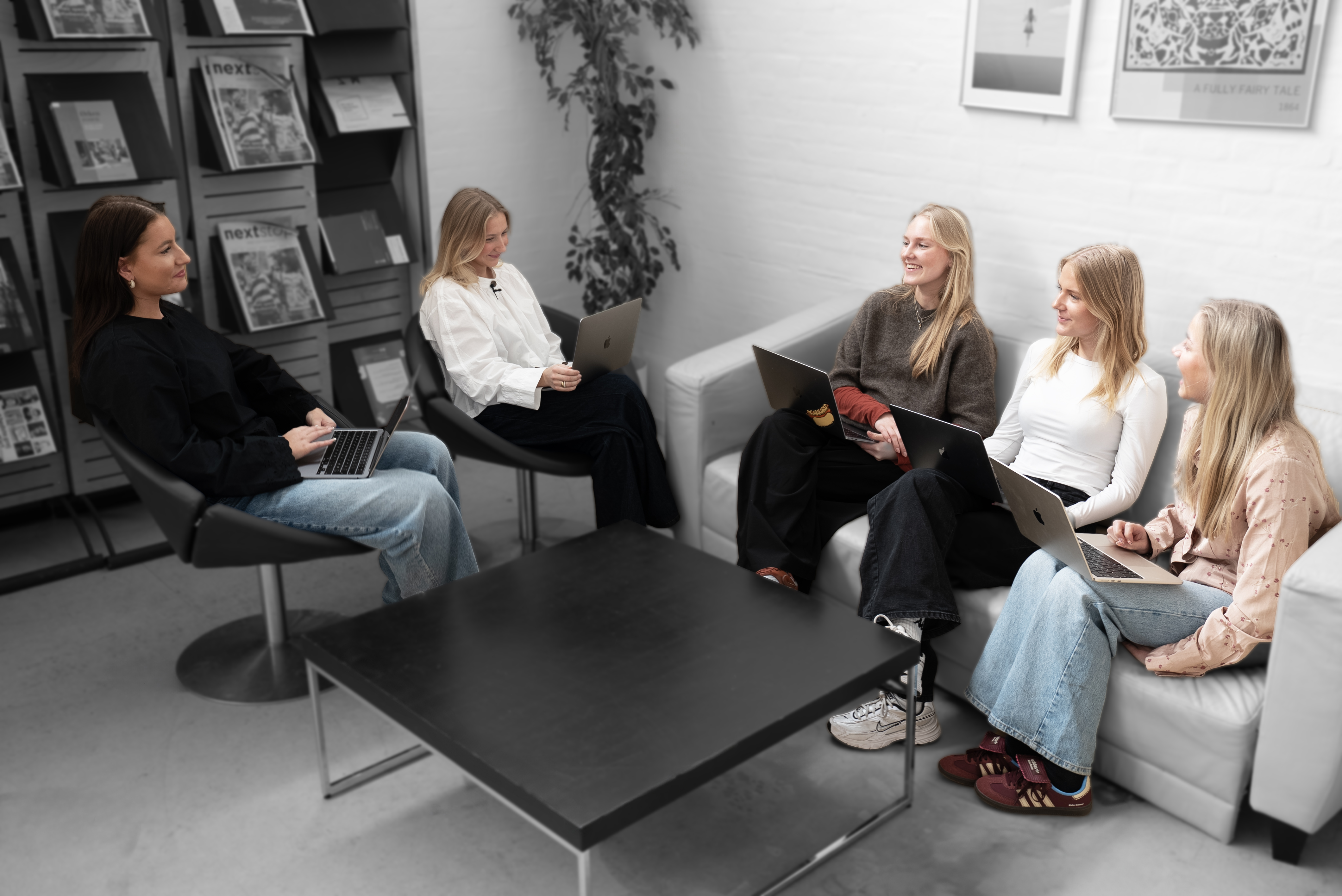 Elever på HHX laver gruppearbejde 