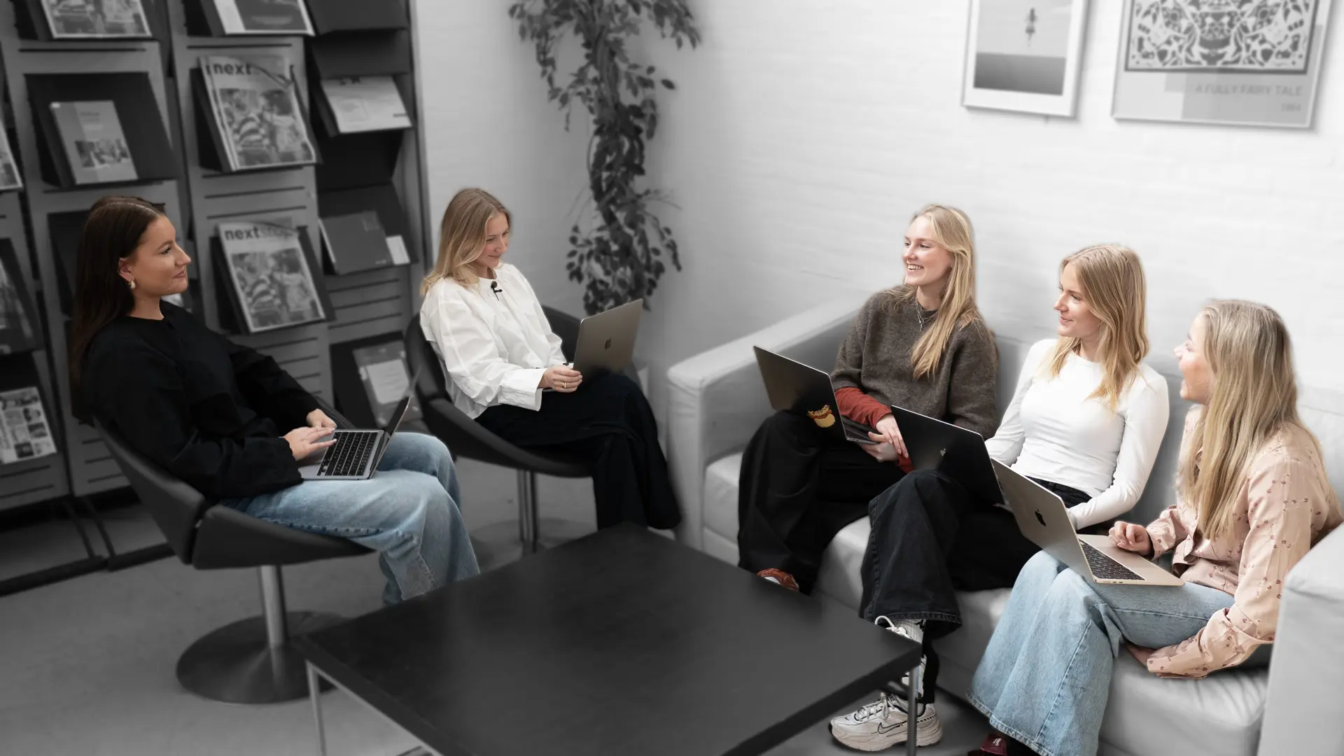 Elever på HHX laver gruppearbejde