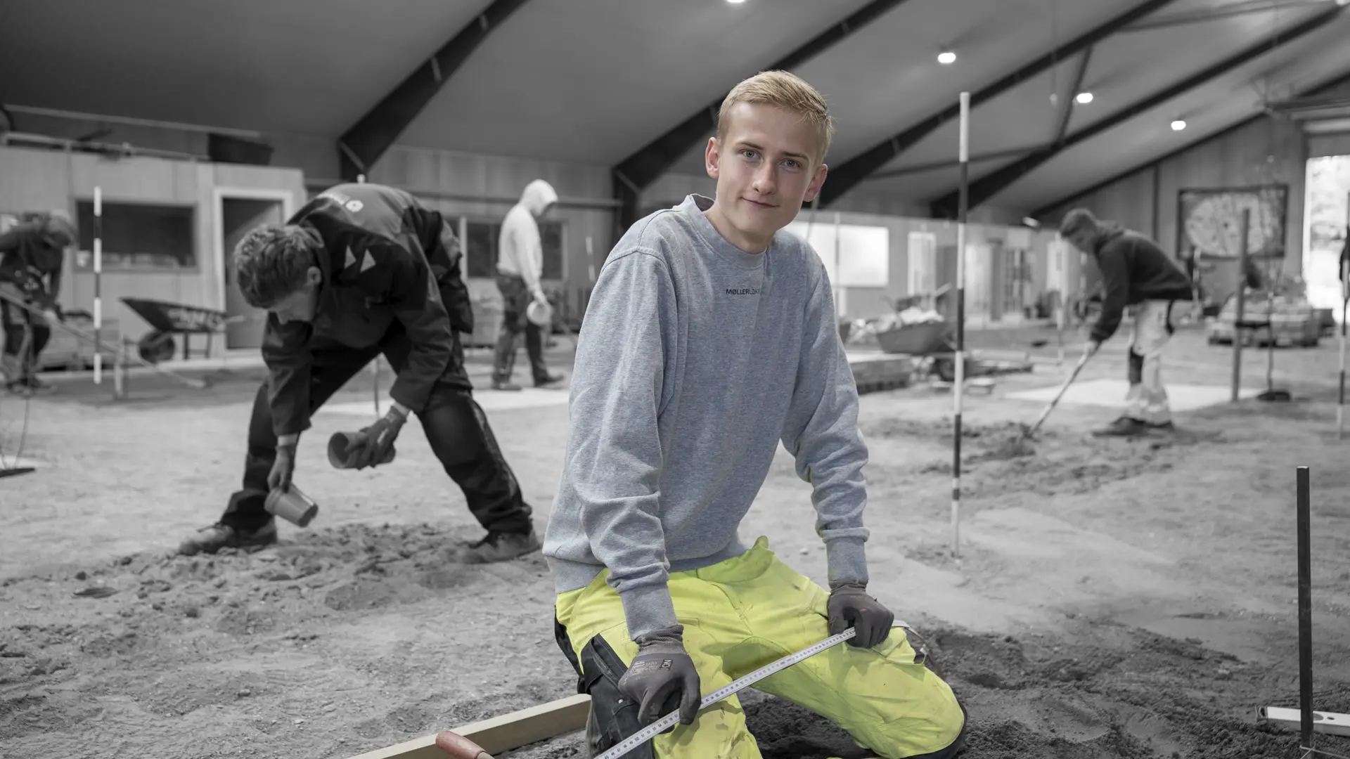 Elev på uddannelsen til anlægsgartner arbejder i hal