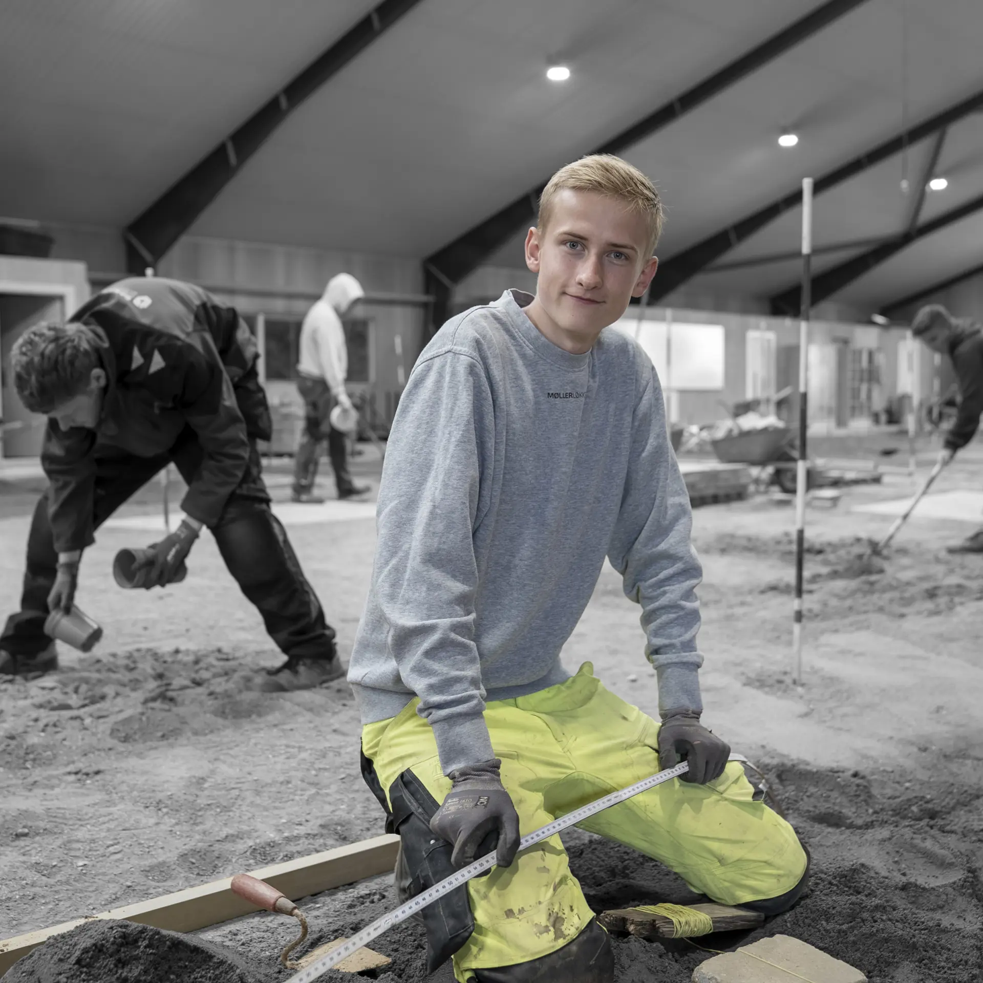 Elev på uddannelsen til anlægsgartner arbejder i hal