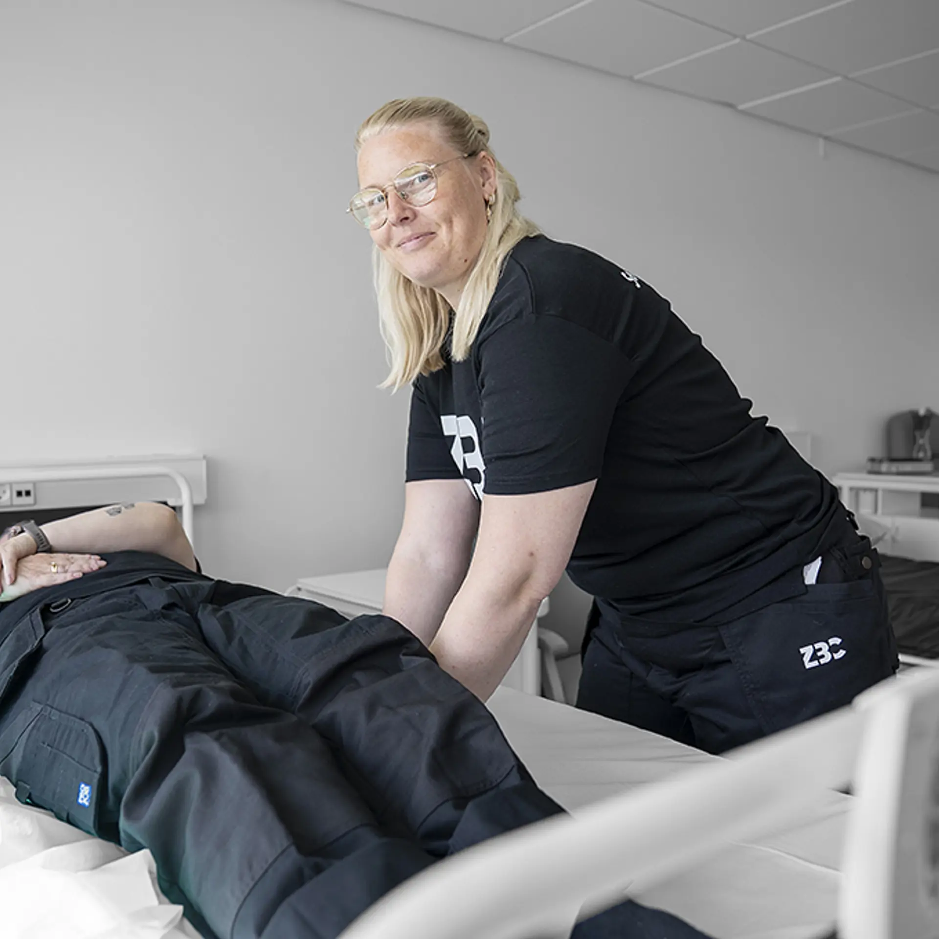 Elev fra serviceassistentuddannelsen arbejder med Arbejdsstillinger Og Løft