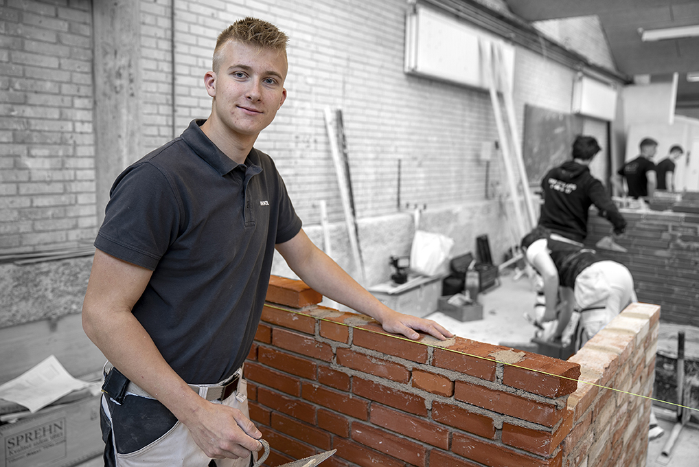 Elev fra mureruddannelsen arbejder på projekt 