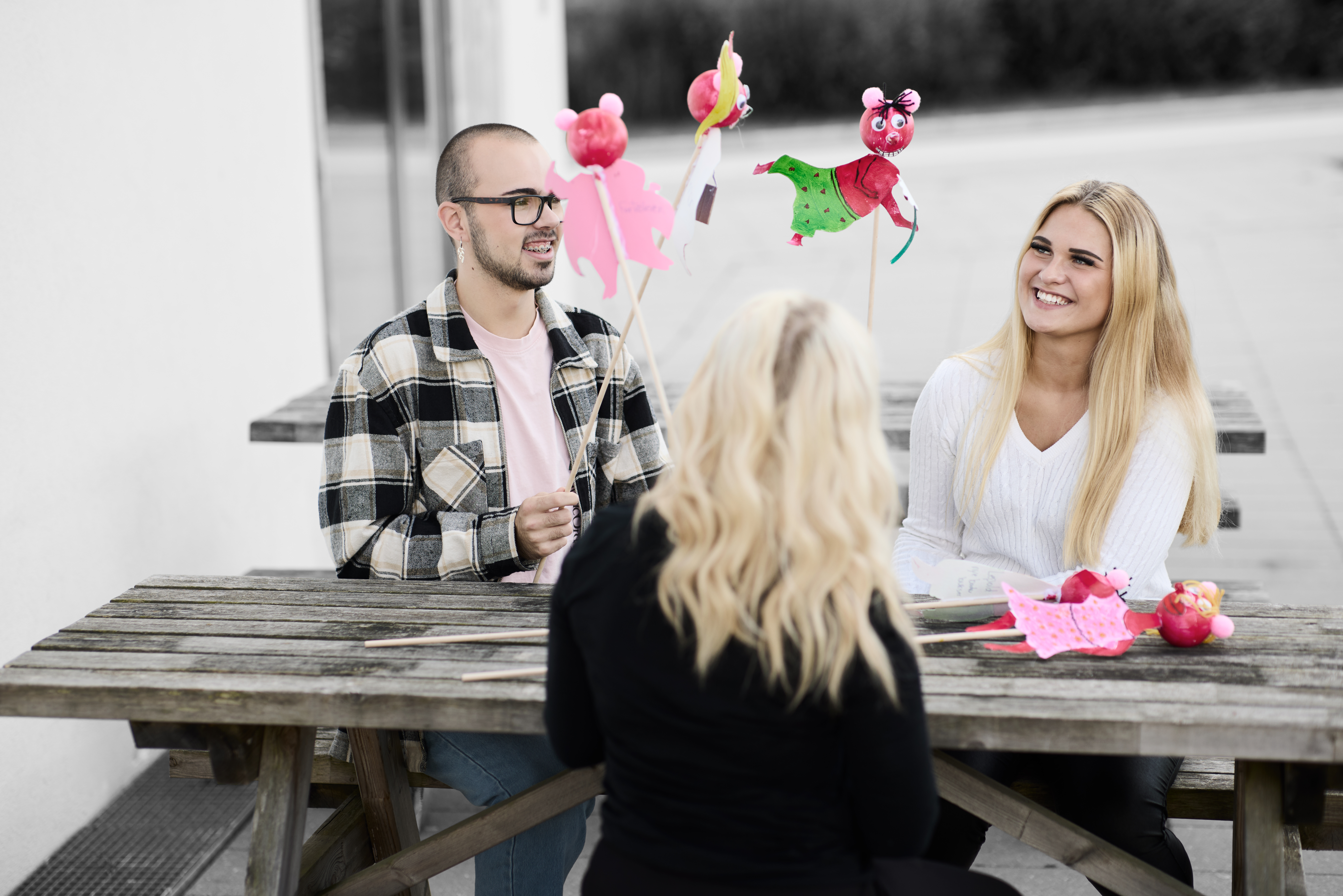 Pædagogiske assistenter løser kreativ opgave med figurer