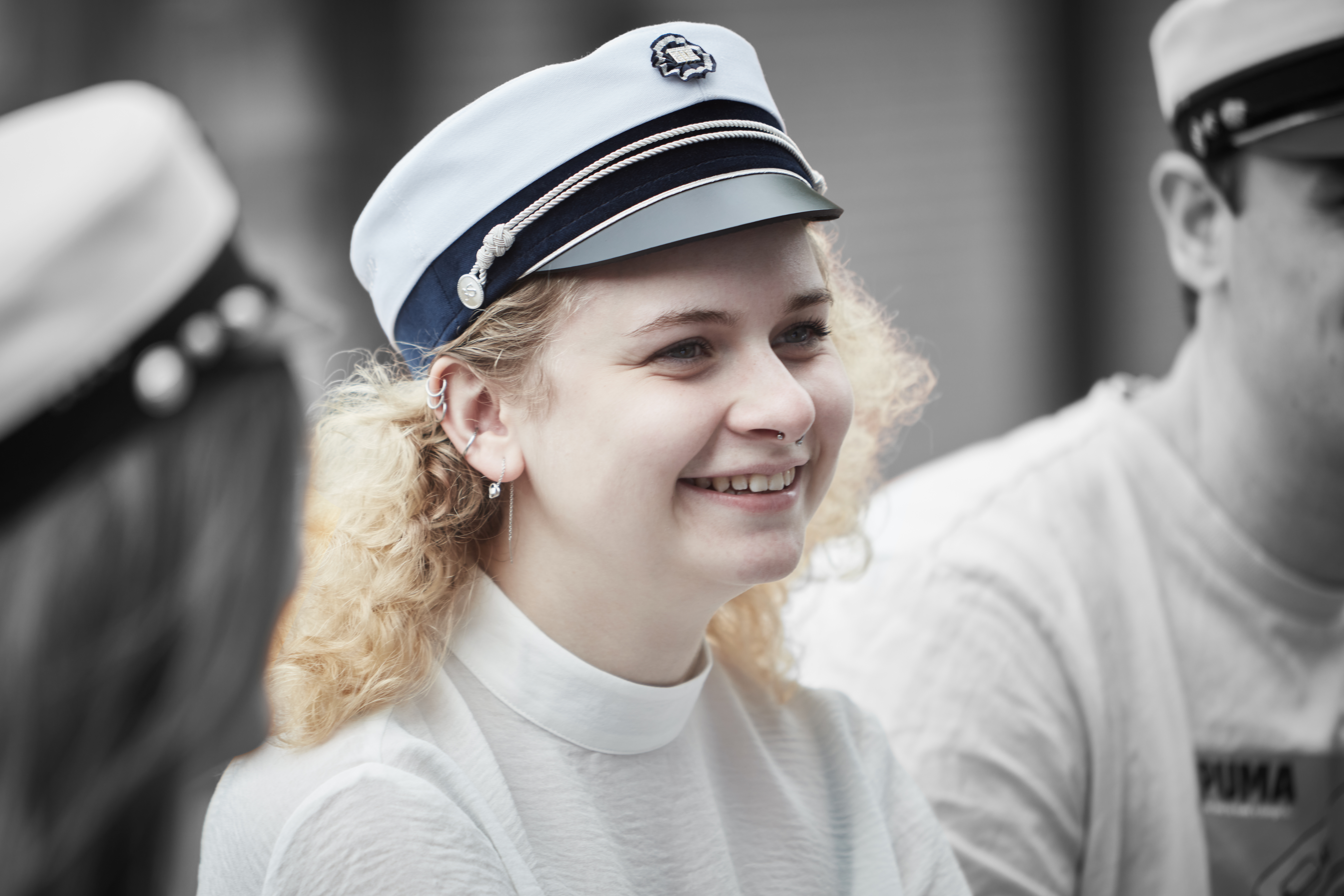 HTX-elever med studenterhue hygger sig sammen