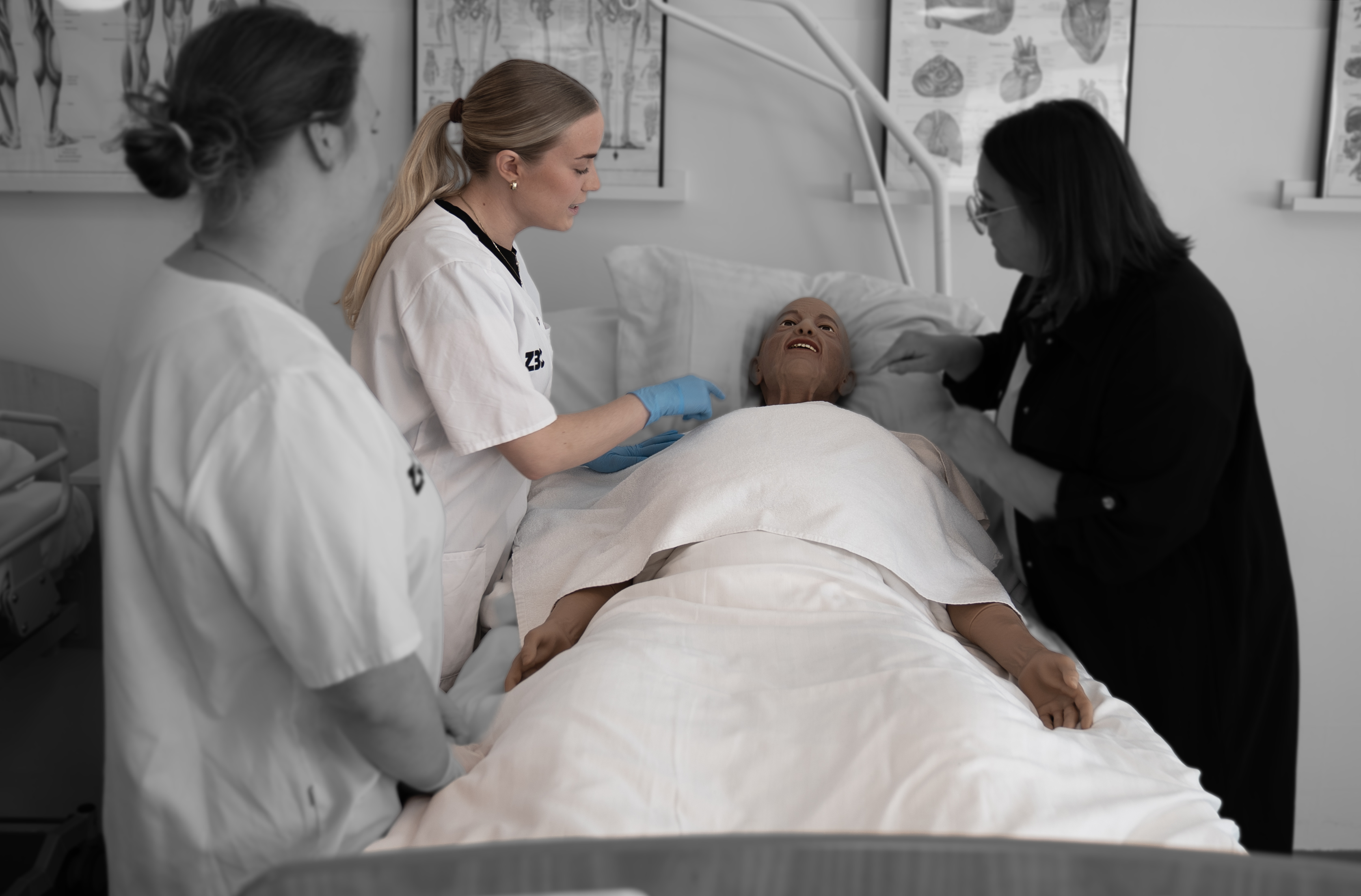 Elever på social- og sundhedsassistentuddannelsen øver med træningsdukke