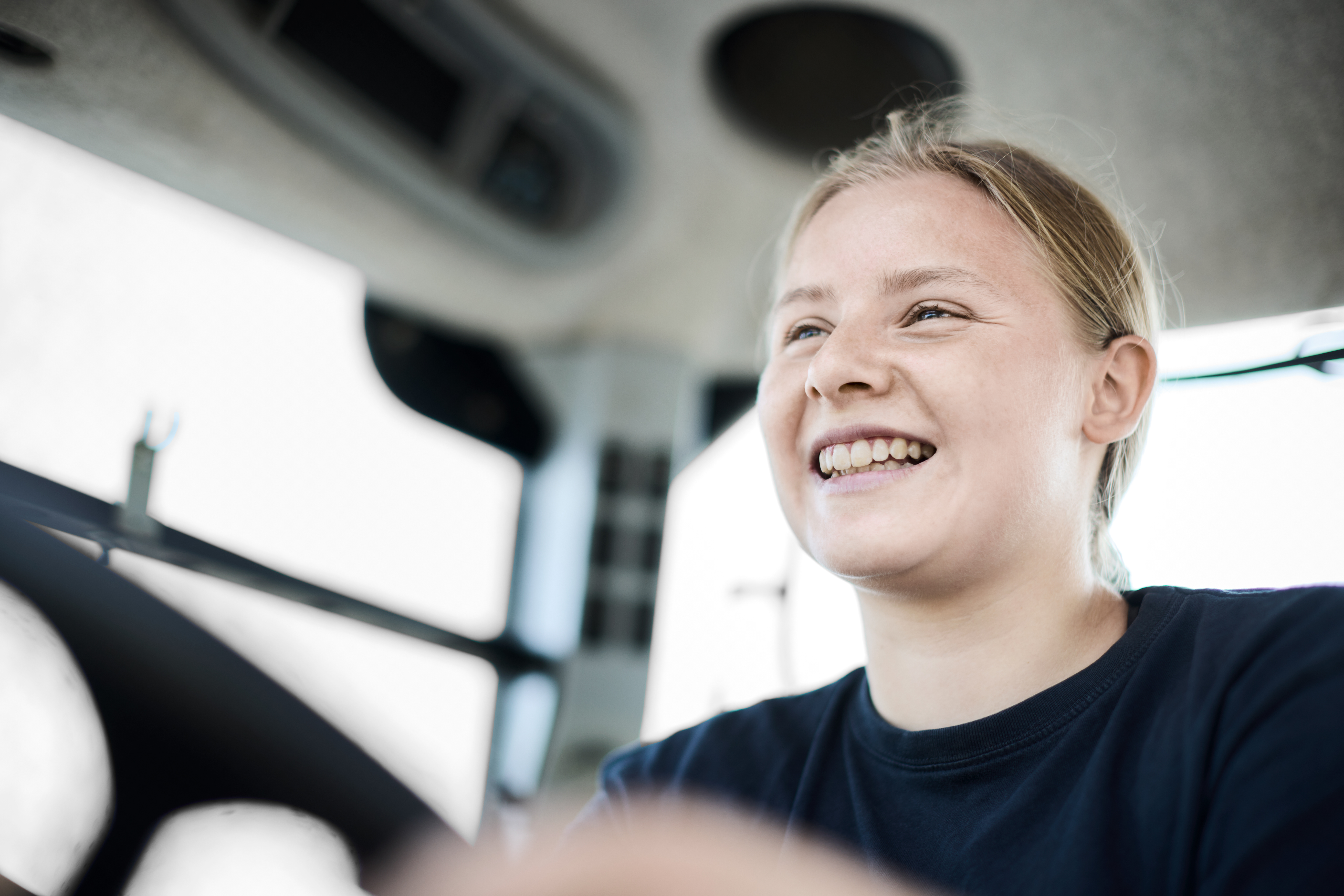 Landmand sidder i en traktor