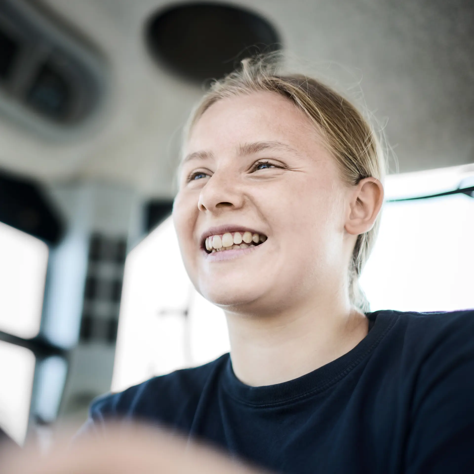 Landmand sidder i en traktor