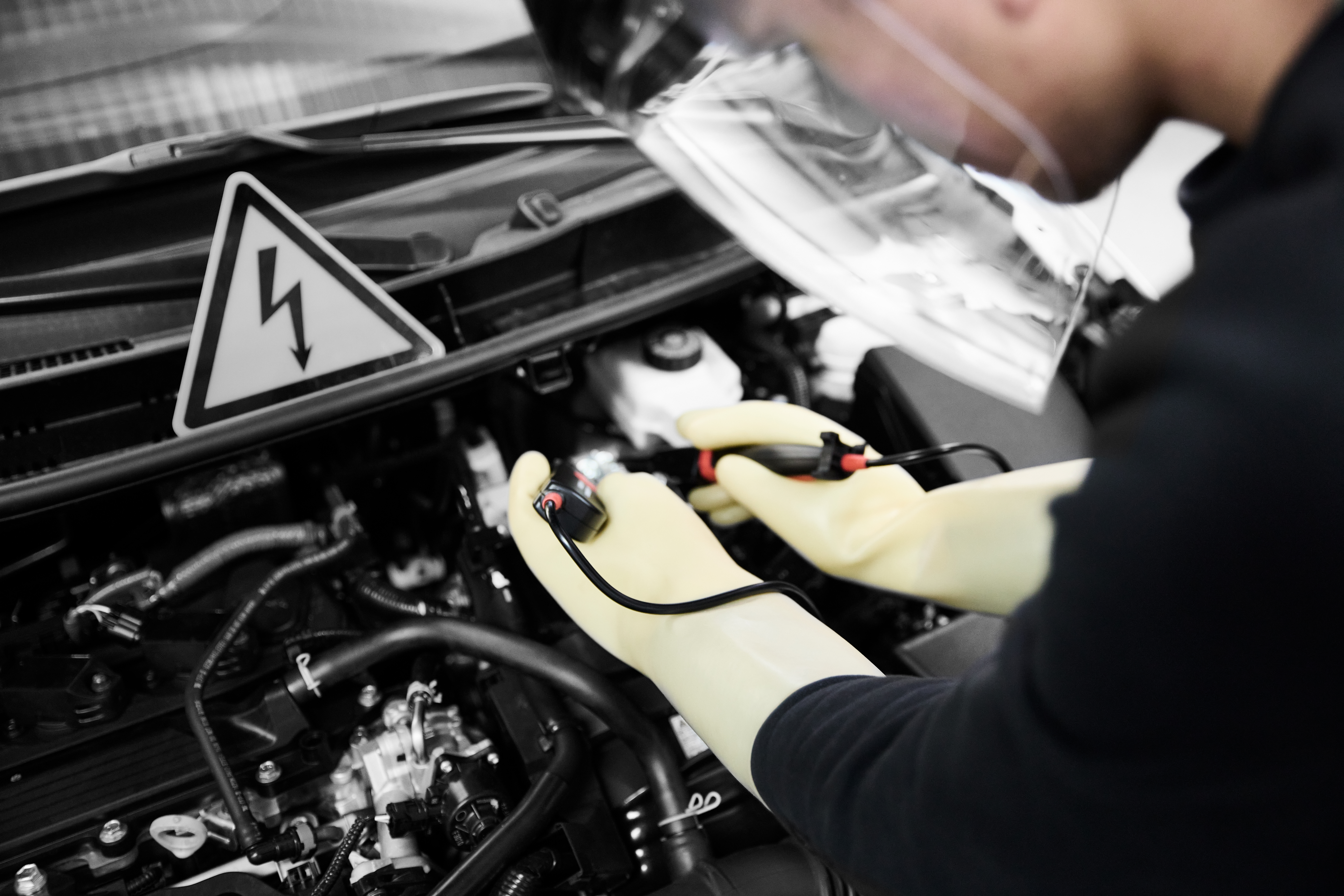 Mekaniker arbejder med strøm på en bil