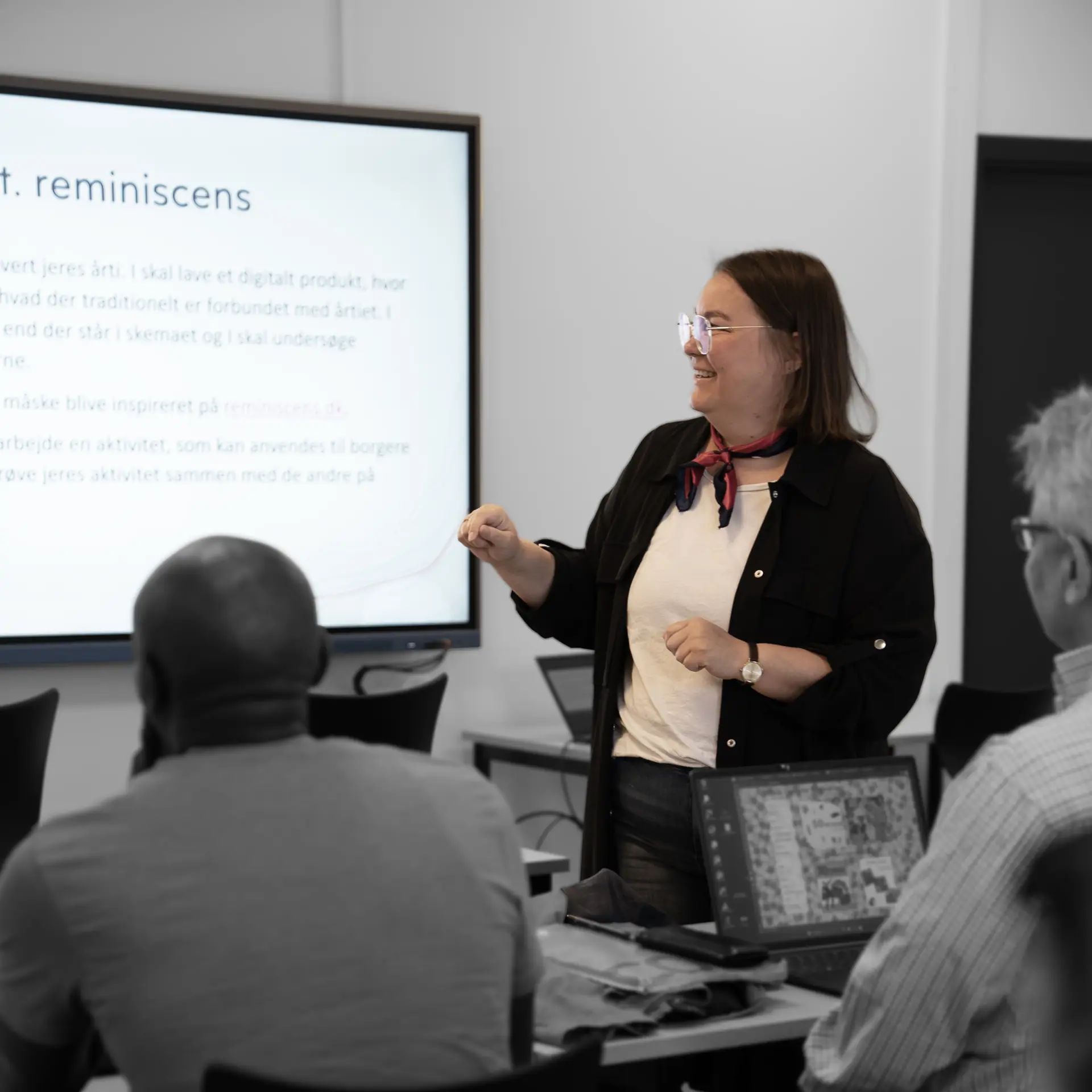 Underviser i klasselokale på uddannelsen til social- og sundhedsassistent