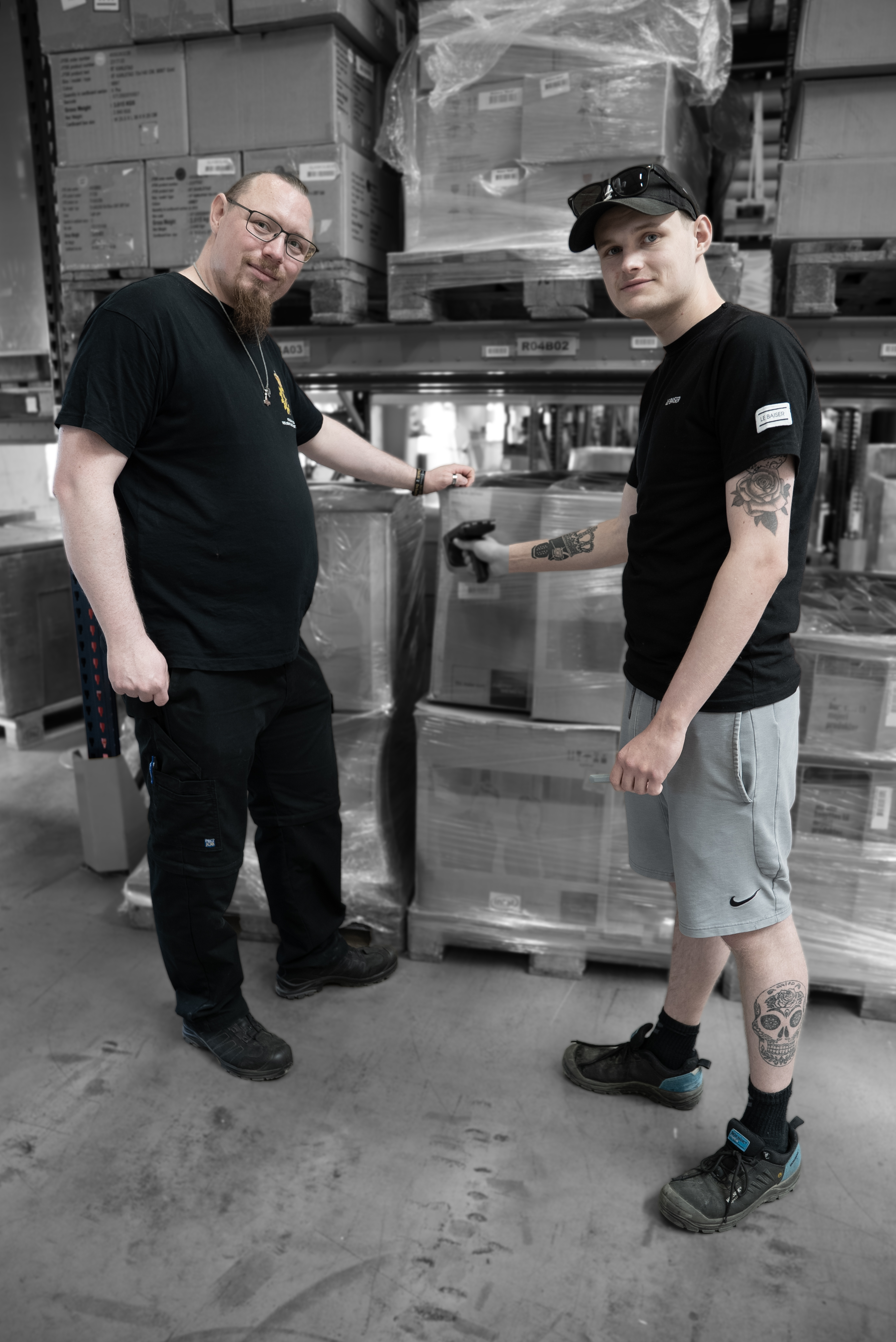 Elever på lager- og terminaluddannelsen scanner varer