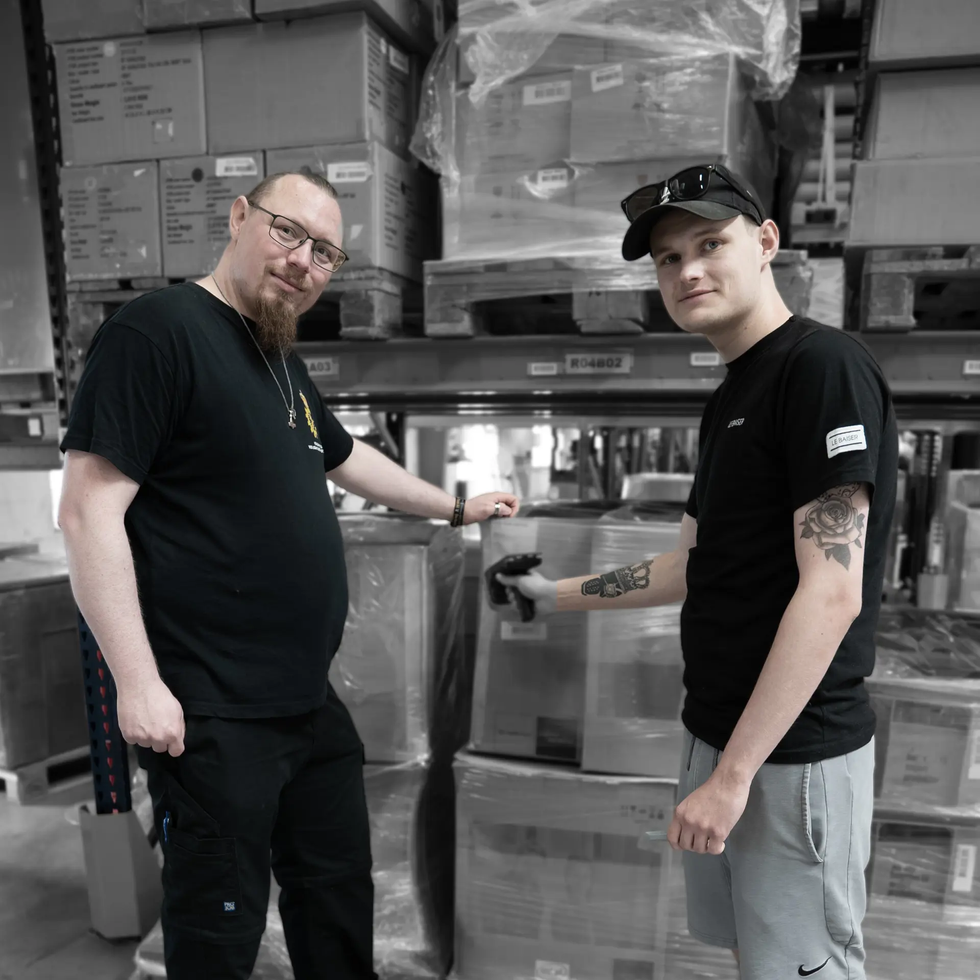 Elever på lager- og terminaluddannelsen scanner varer