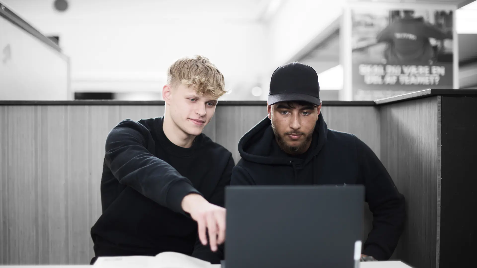 Business elever samarbejder på computeren