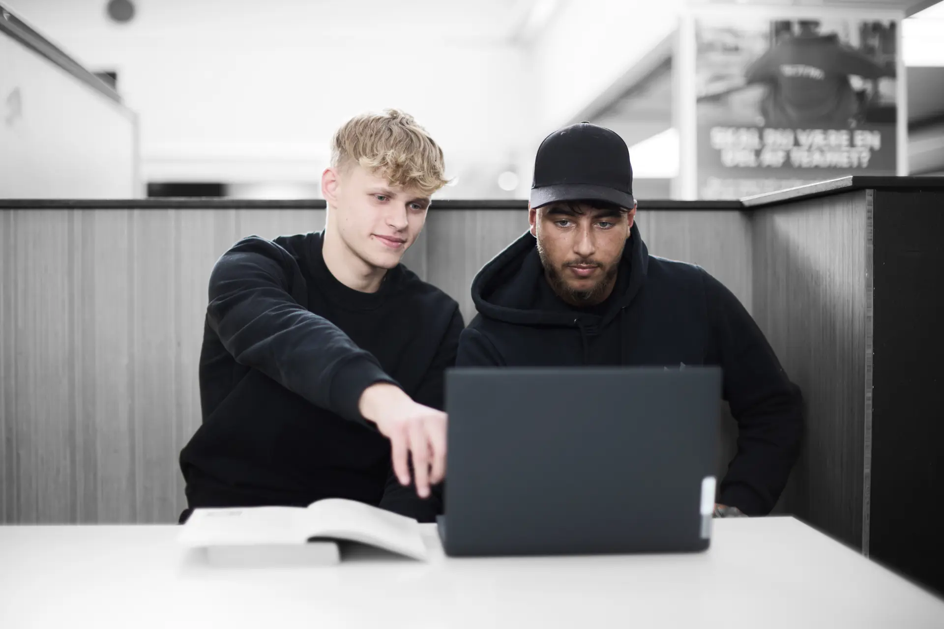 Business elever samarbejder på computeren