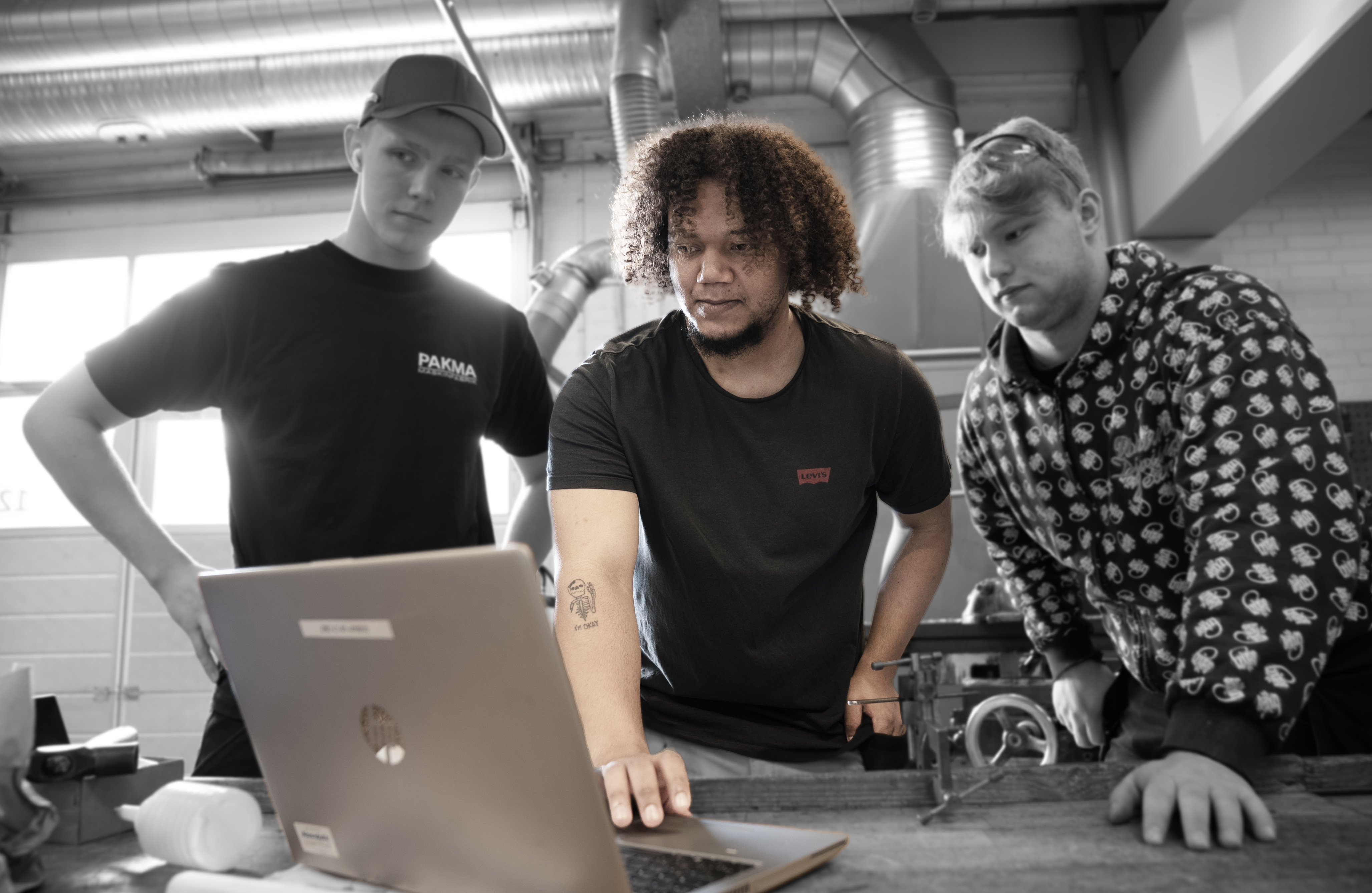 Elever på uddannelsen til industritekniker står foran computer på værksted