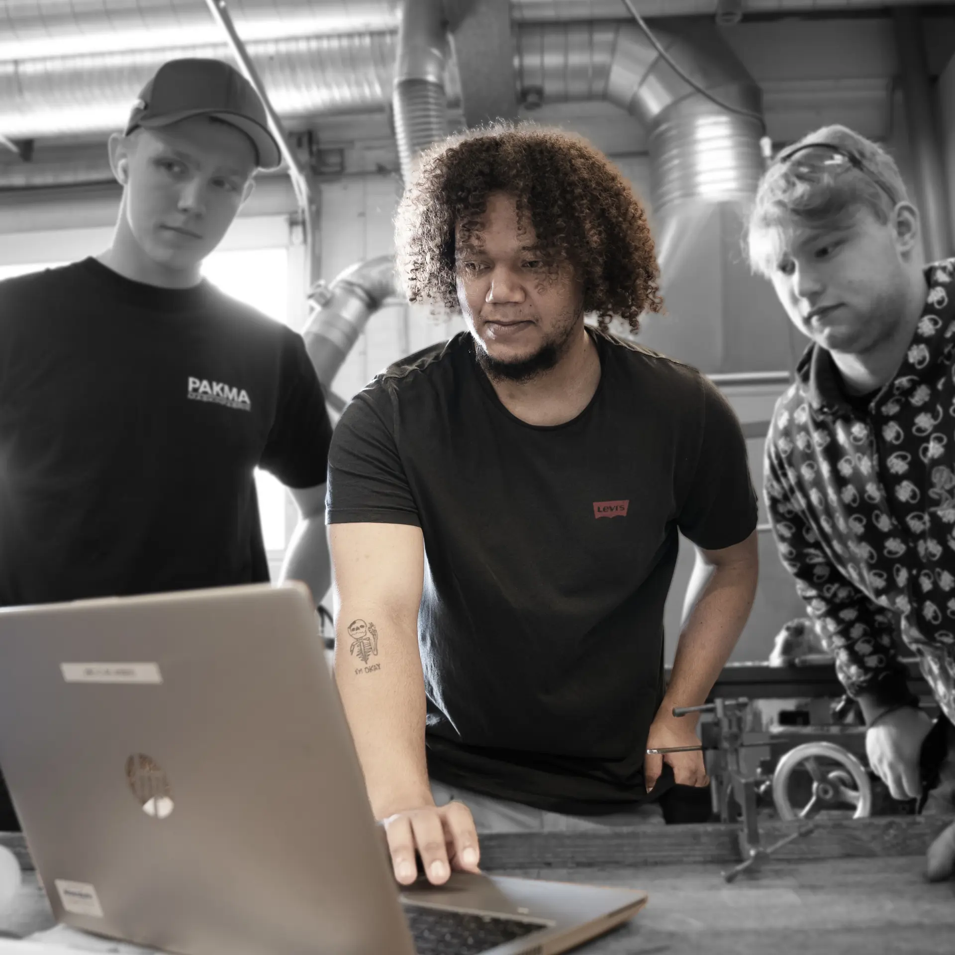 Elever på uddannelsen til industritekniker står foran computer på værksted