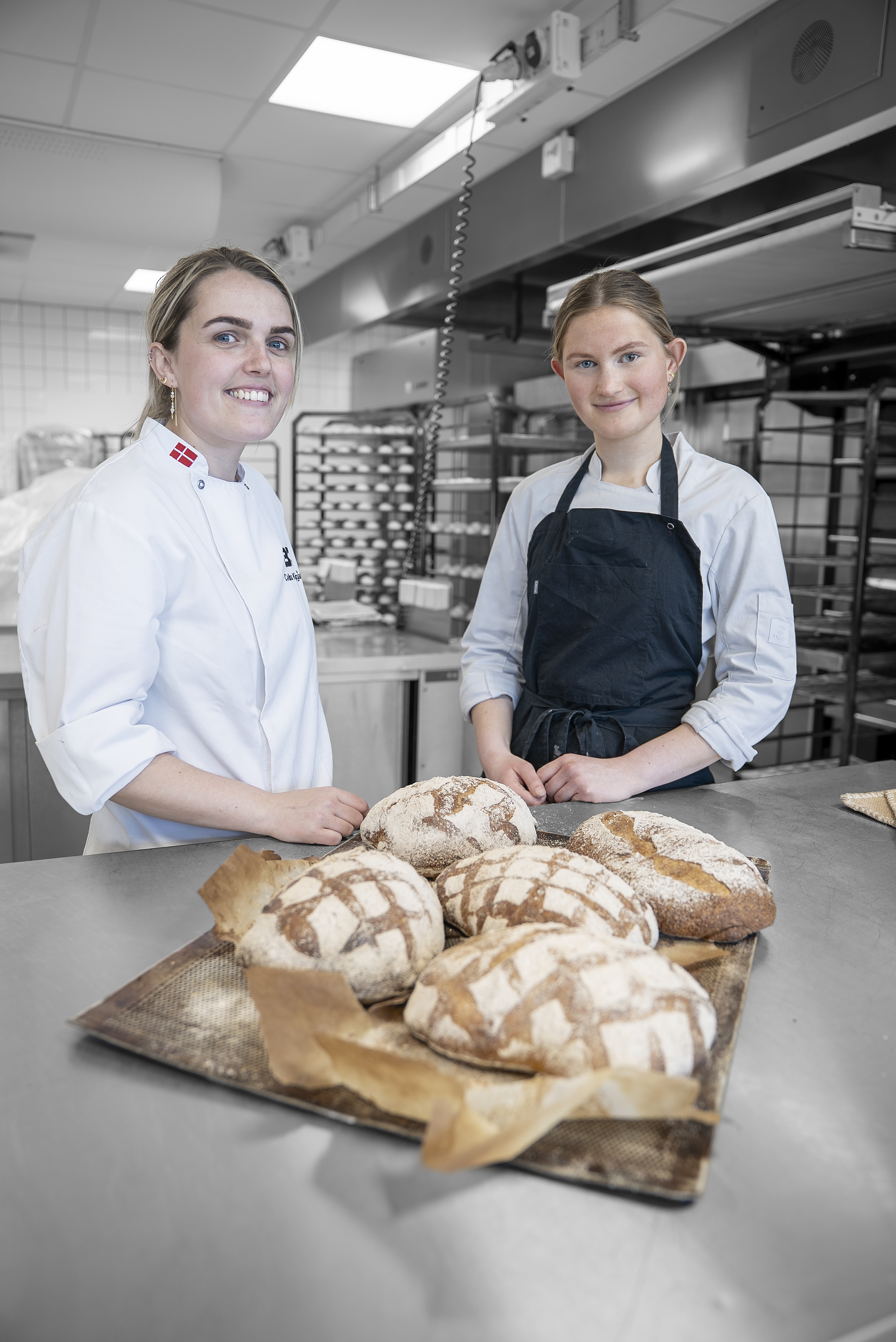 Underviser og elev på bager- og konditoruddannelsen med friskbagt brød