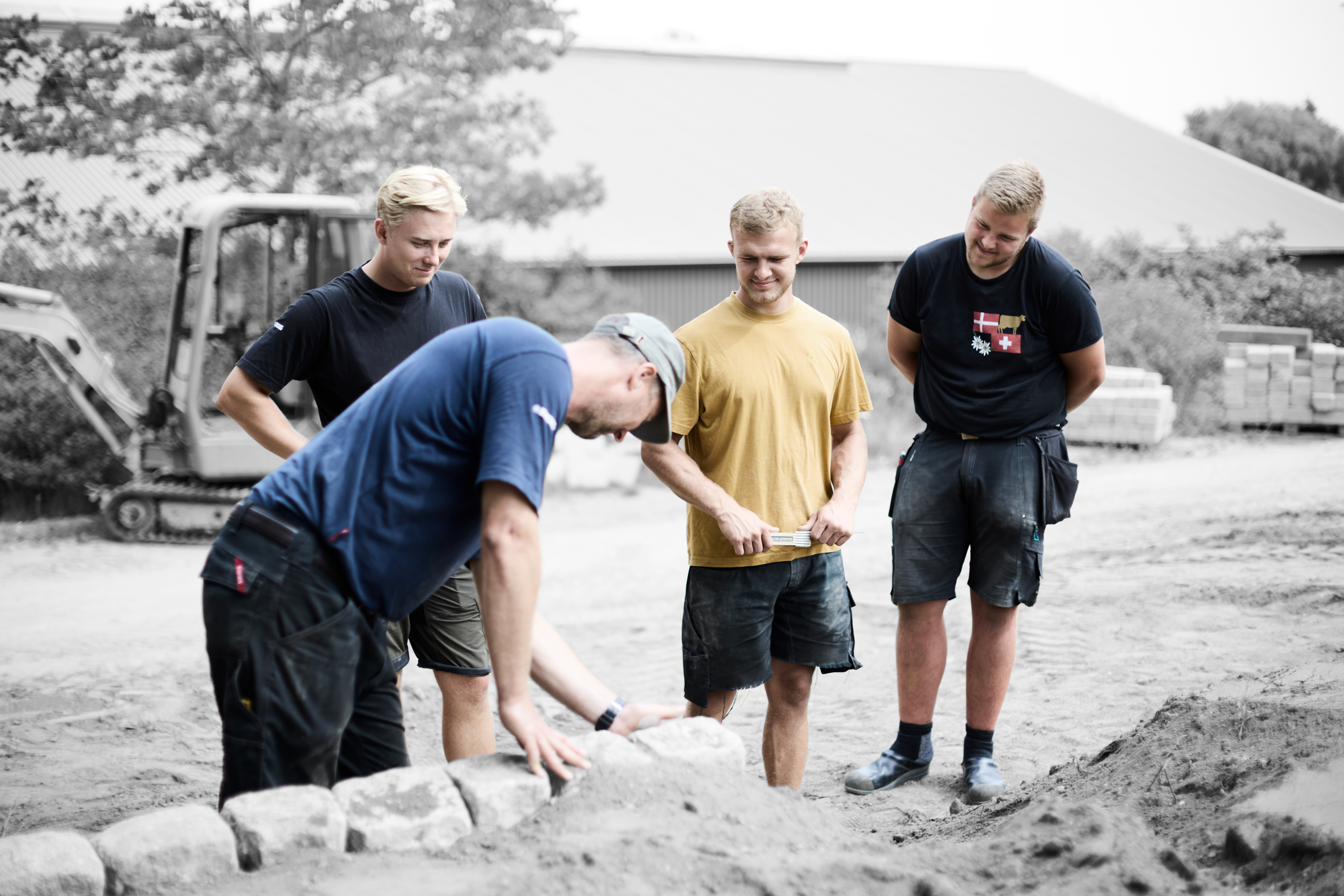 Faglærer på anlægsgartneruddannelsen underviser elever 