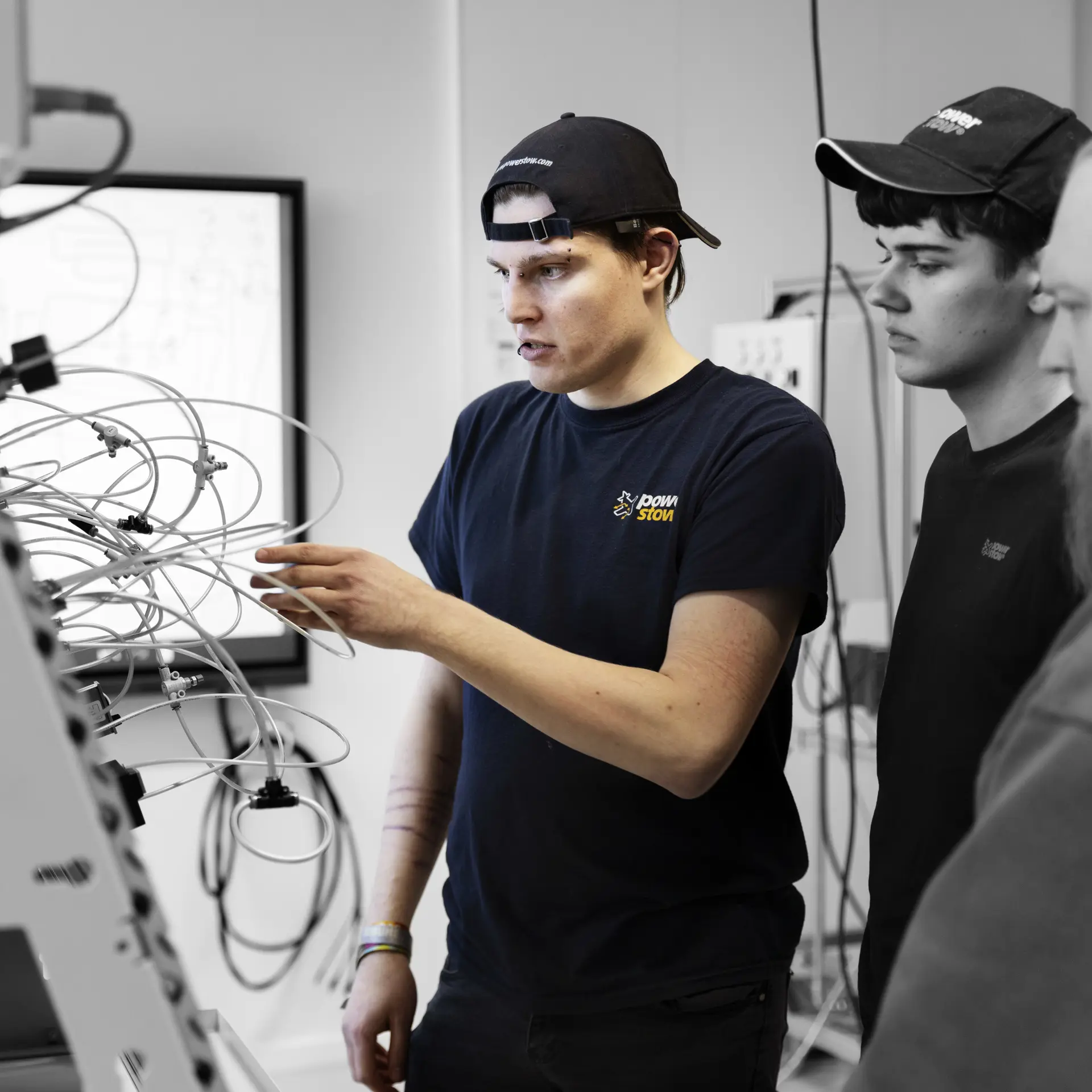 Automatikteknikere arbejder ved pneumatikanlæg