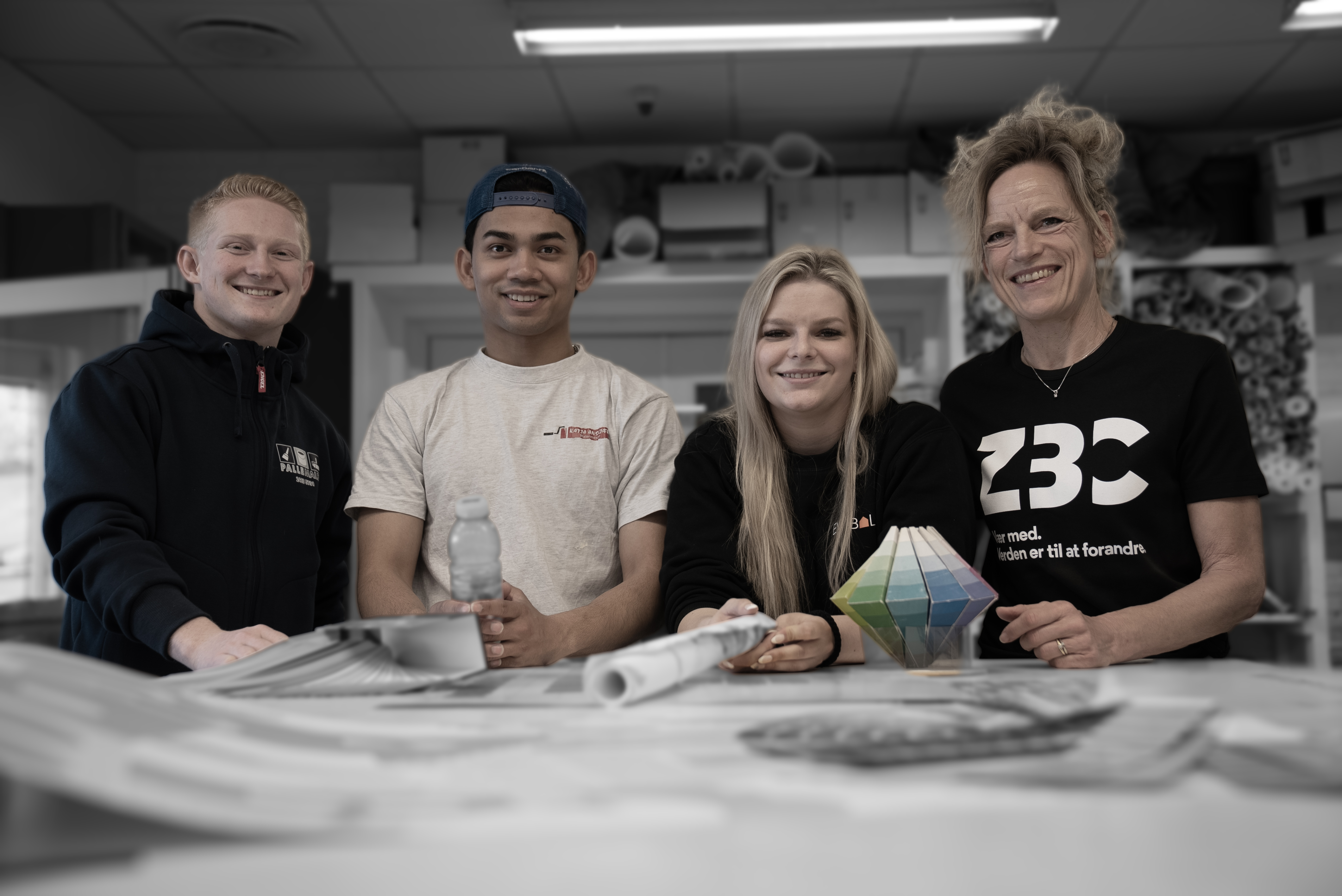 Bygningsmalerelever med underviser på værksted