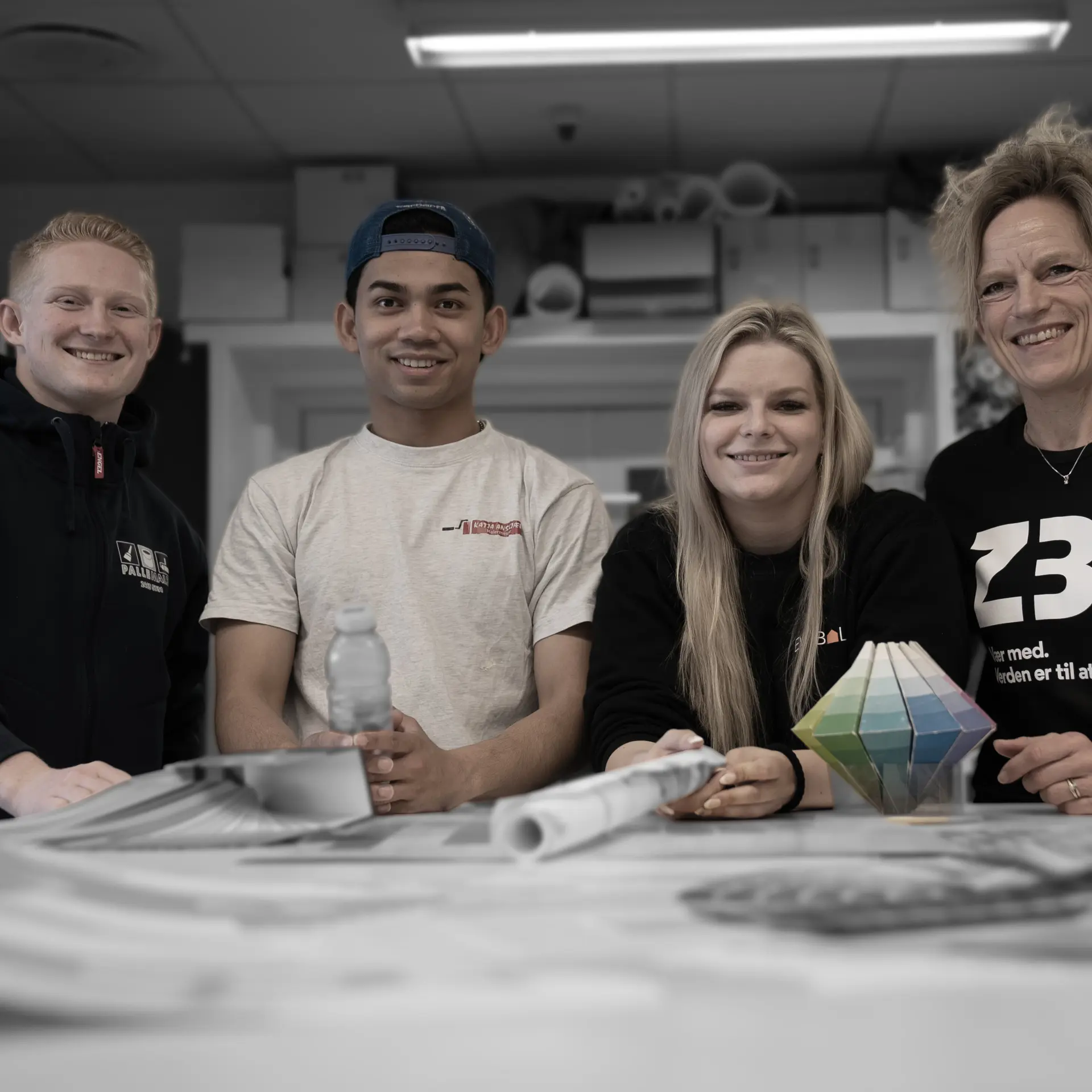 Bygningsmalerelever med underviser på værksted