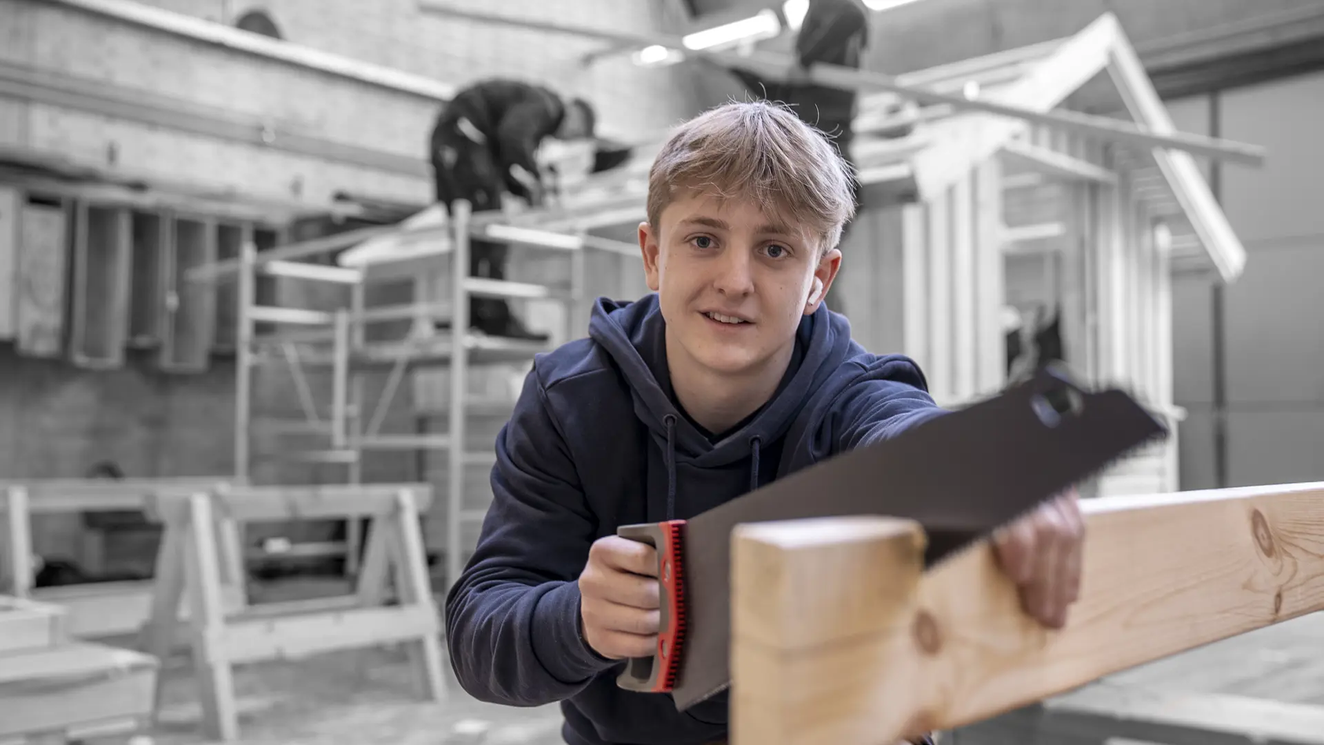 Arbejde med sav og træværk på uddannelsen til tømrer