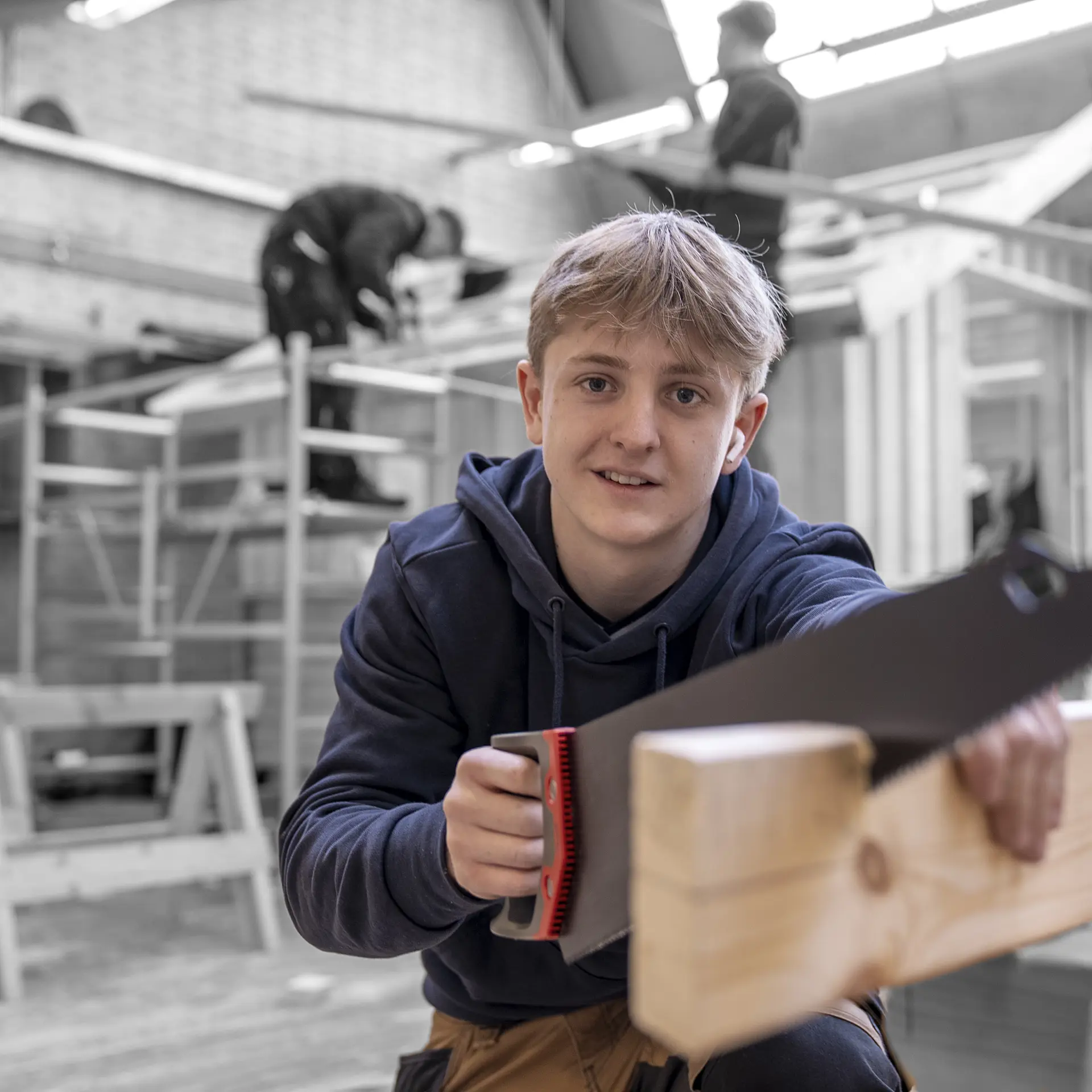 Arbejde med sav og træværk på uddannelsen til tømrer