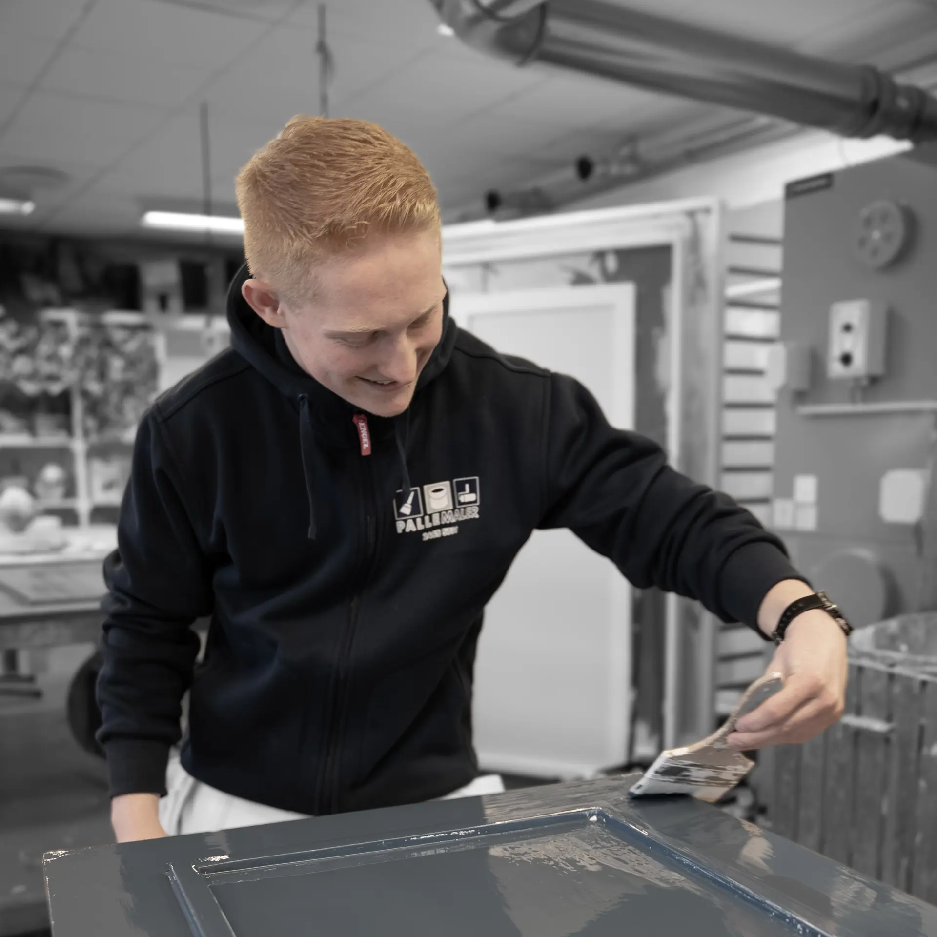 Malerelev maler dør grå