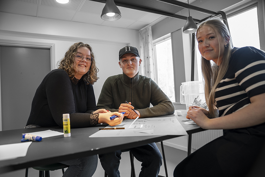 Elever fra uddannelsen til pædagogisk assistent arbejder i fællesskab om at udvikle børn gennem leg og læring