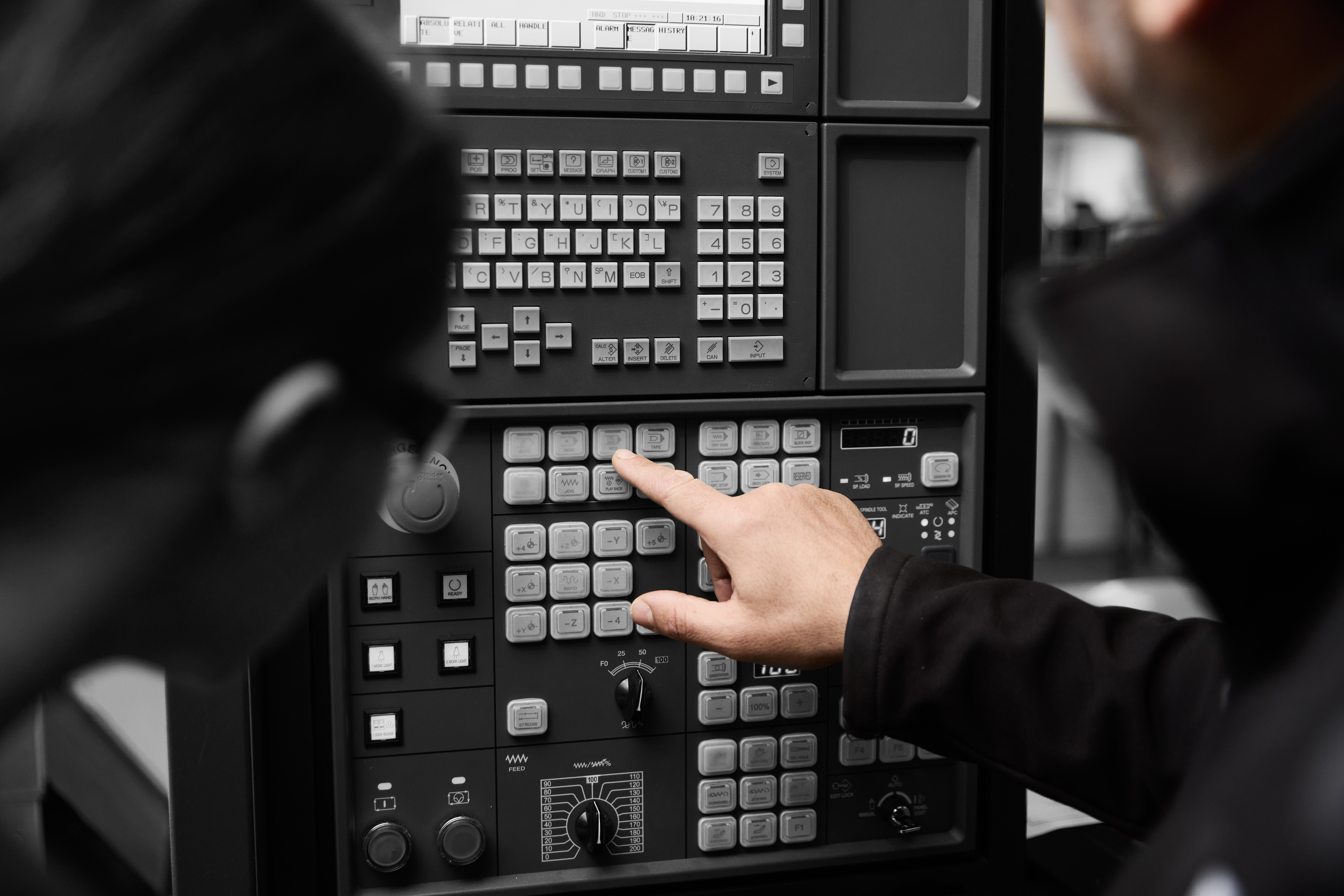 Industriteknikere arbejder med CNC-fræser