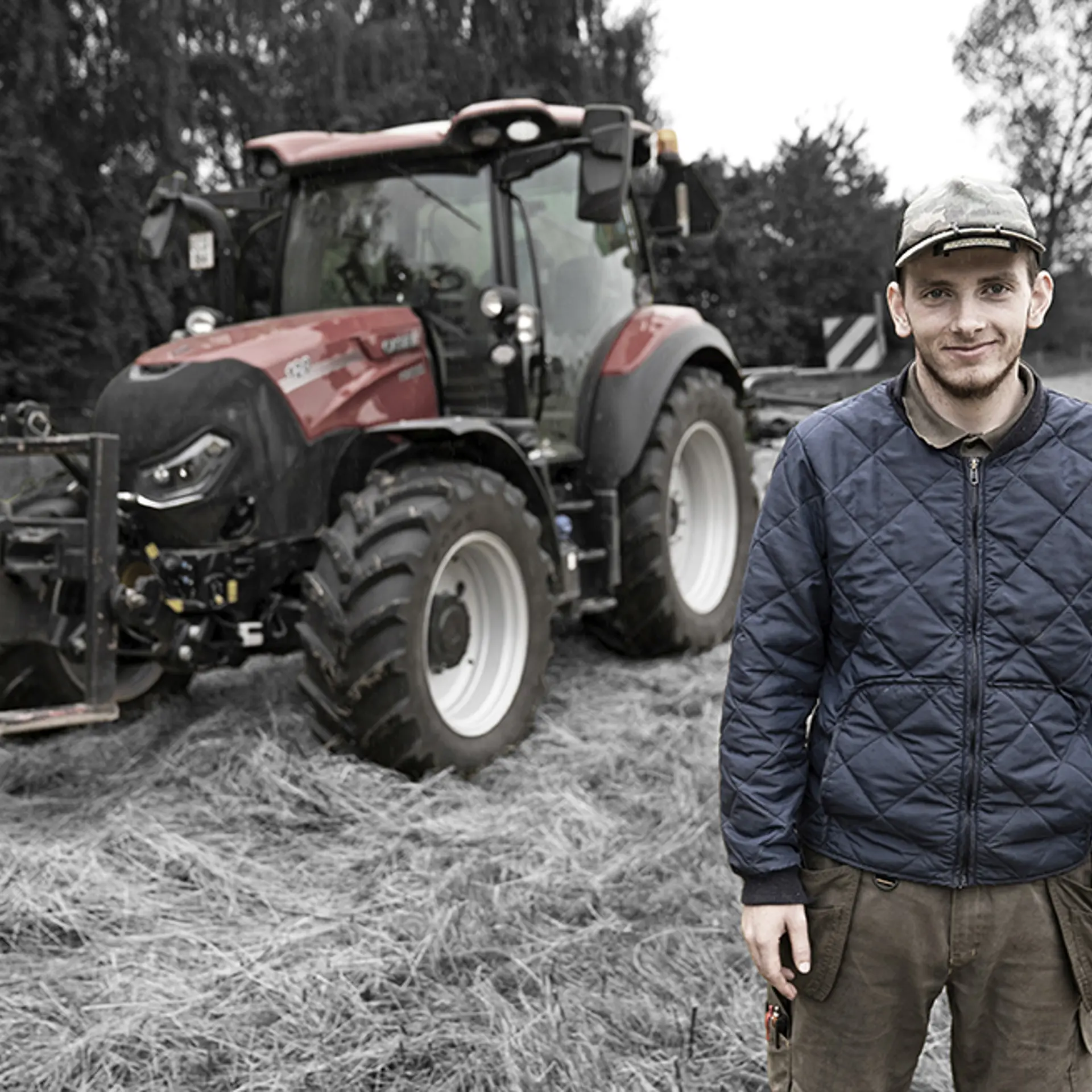 Elev fra uddannelsen til landmand arbejder med traktor i marken