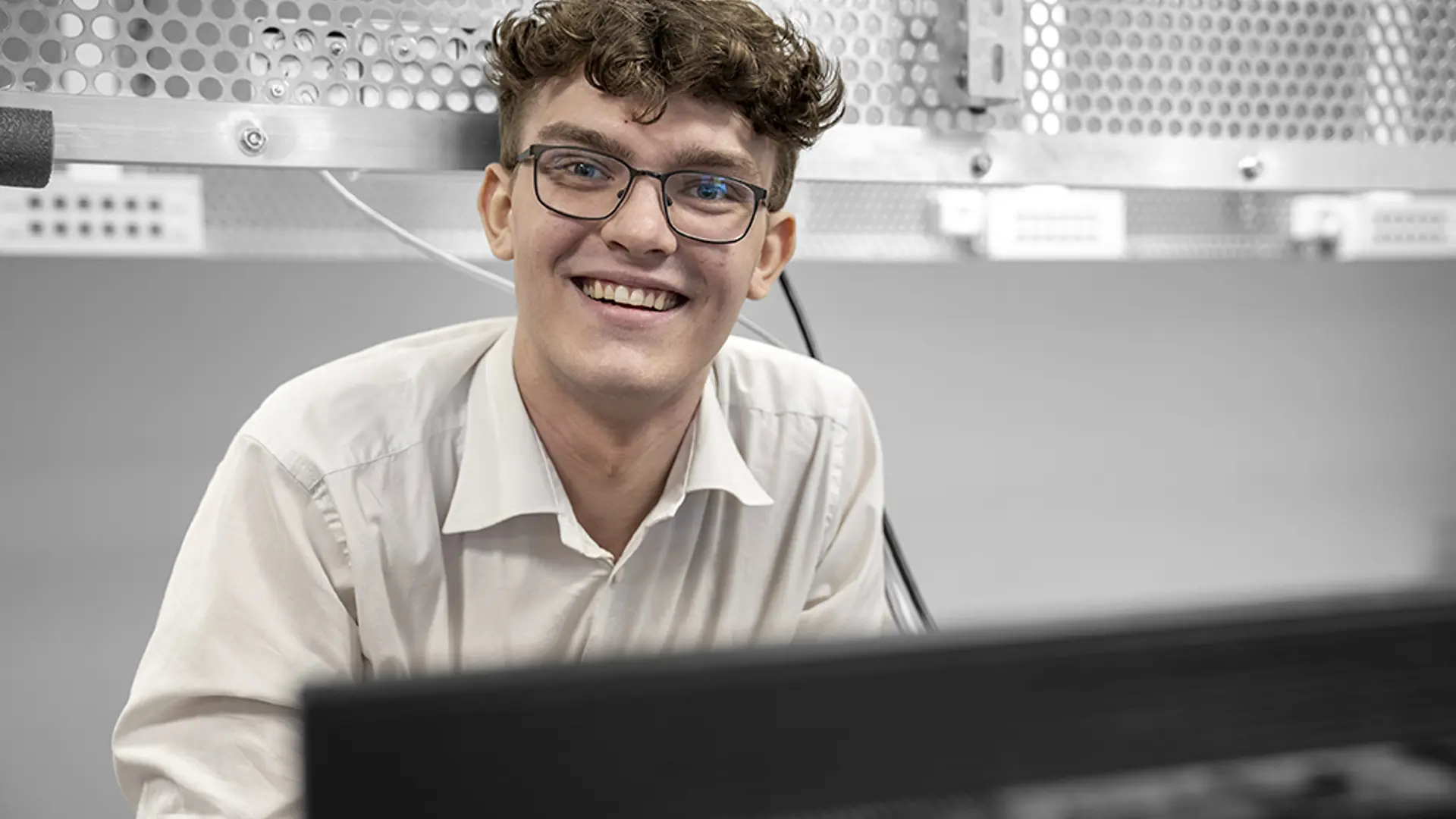 Elev på Data Og Kommunikationsuddannelsen sidder med computer