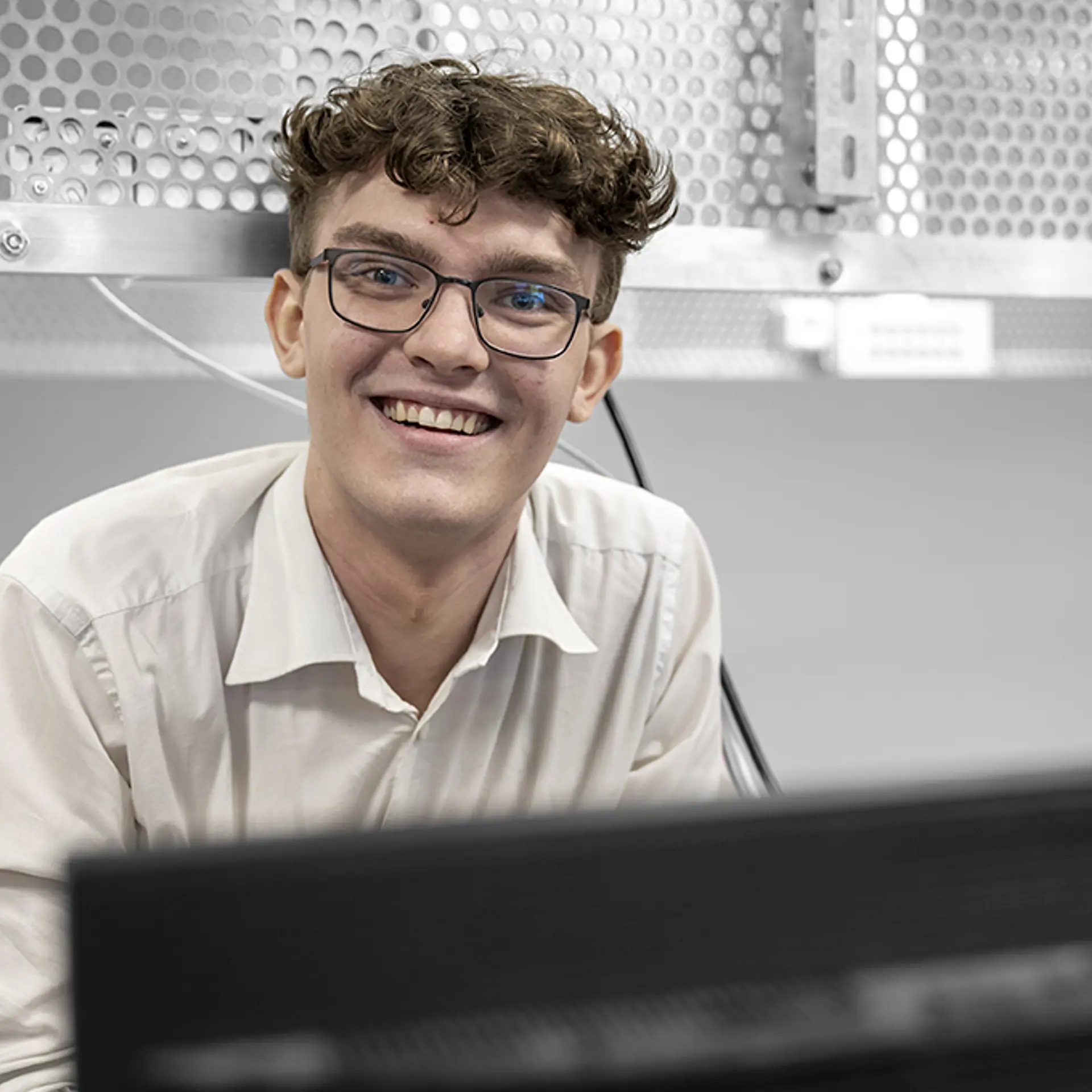 Elev på Data Og Kommunikationsuddannelsen sidder med computer