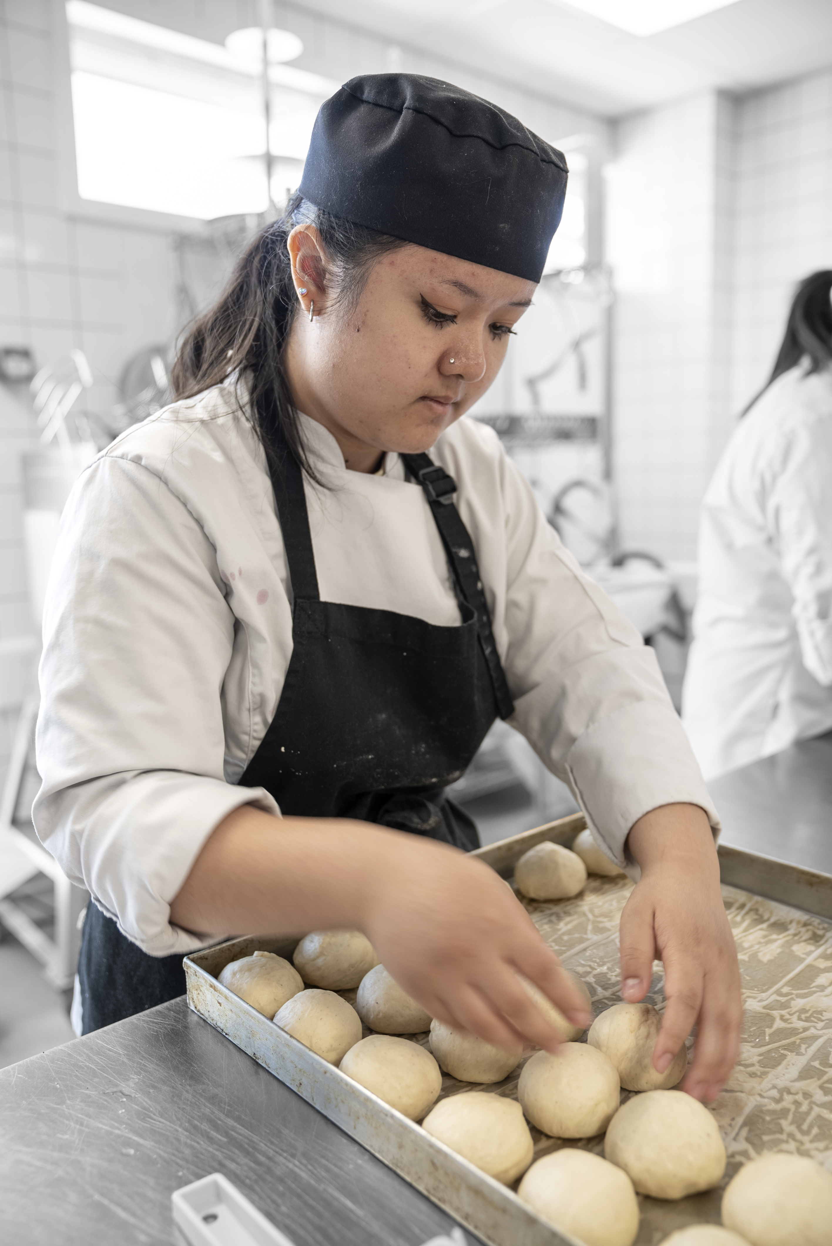 Elev på uddannelsen til bager og konditor former boller
