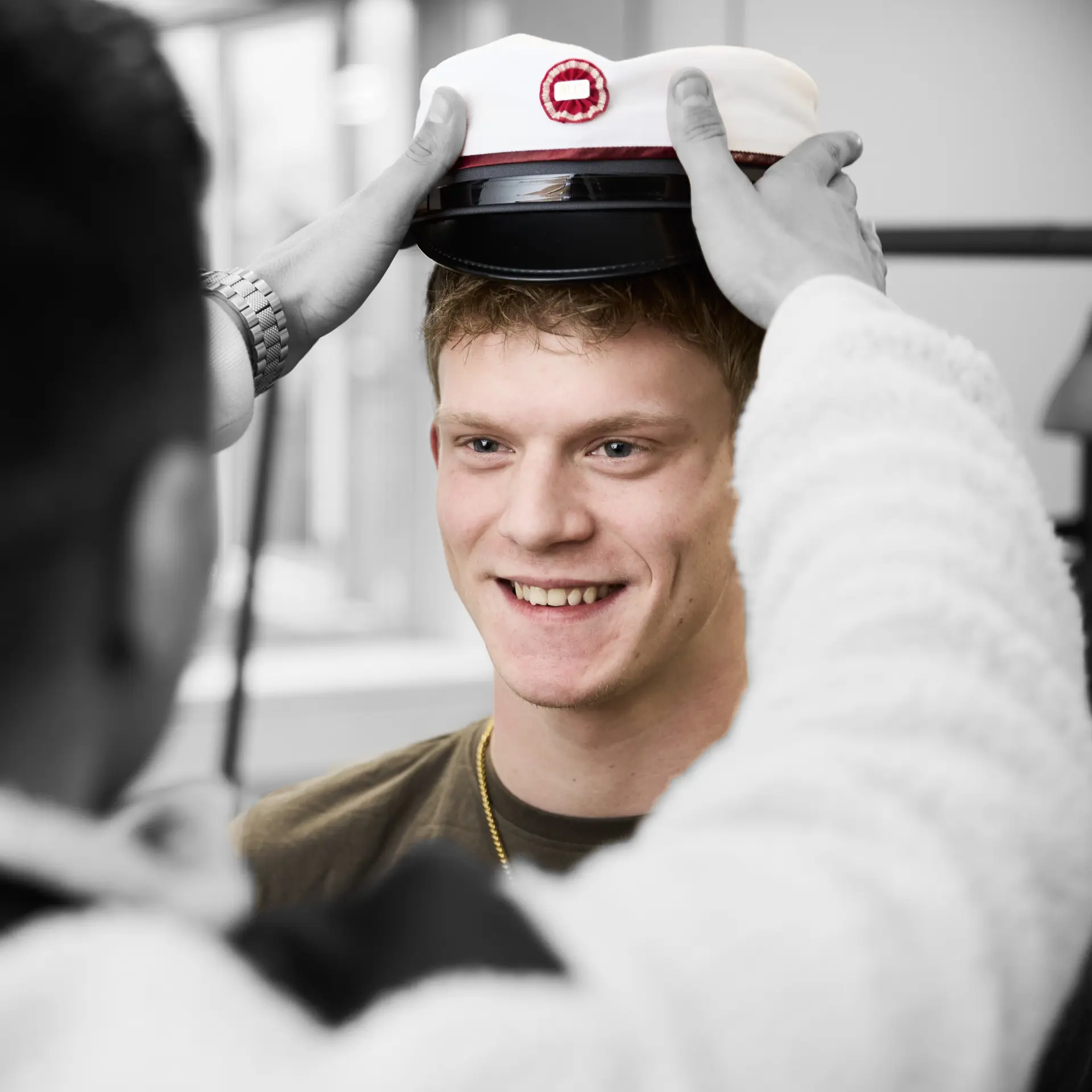 Business EUX-elev får sat studenterhue på hovedet
