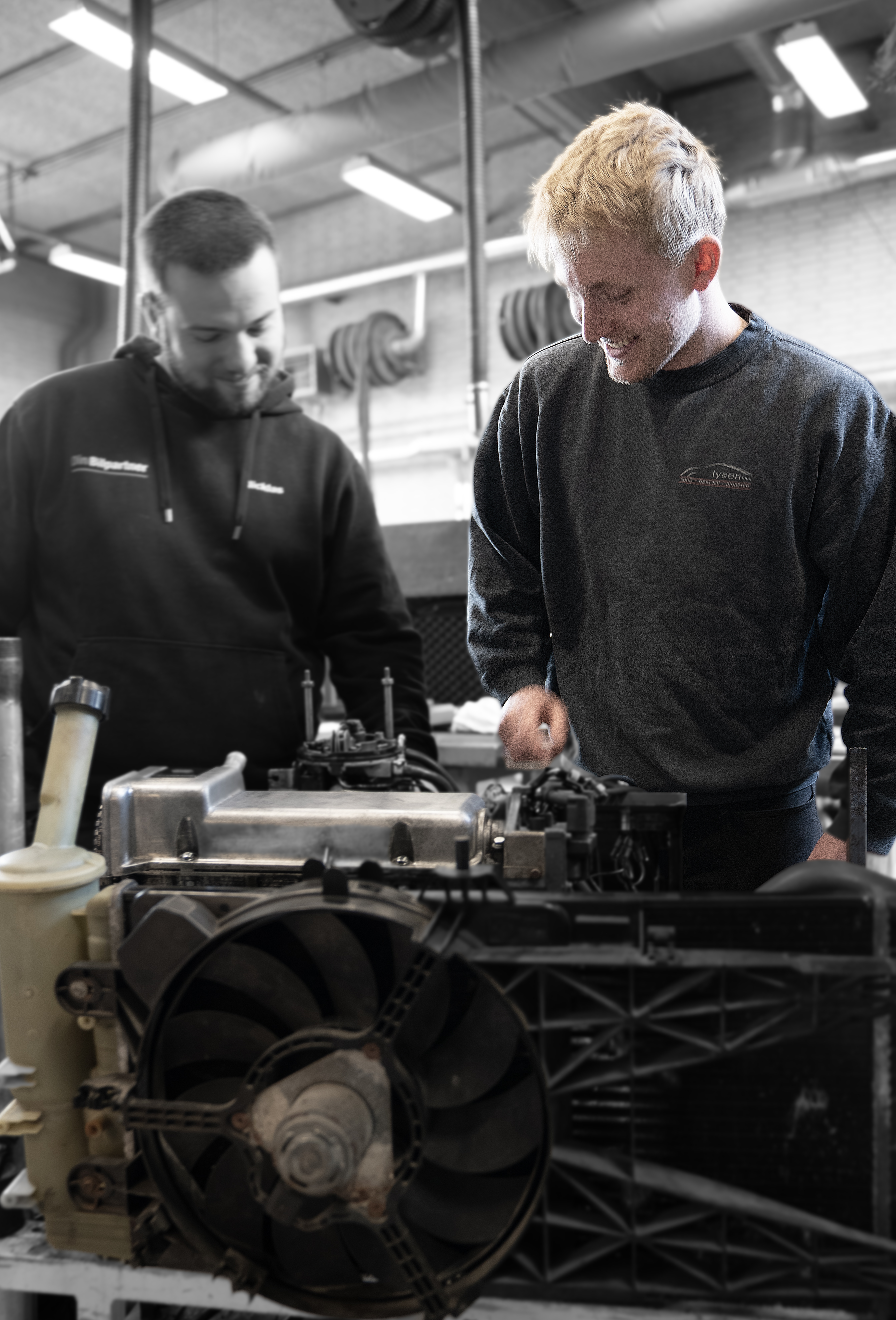 Elever på uddannelsen til mekaniker arbejder med motorer