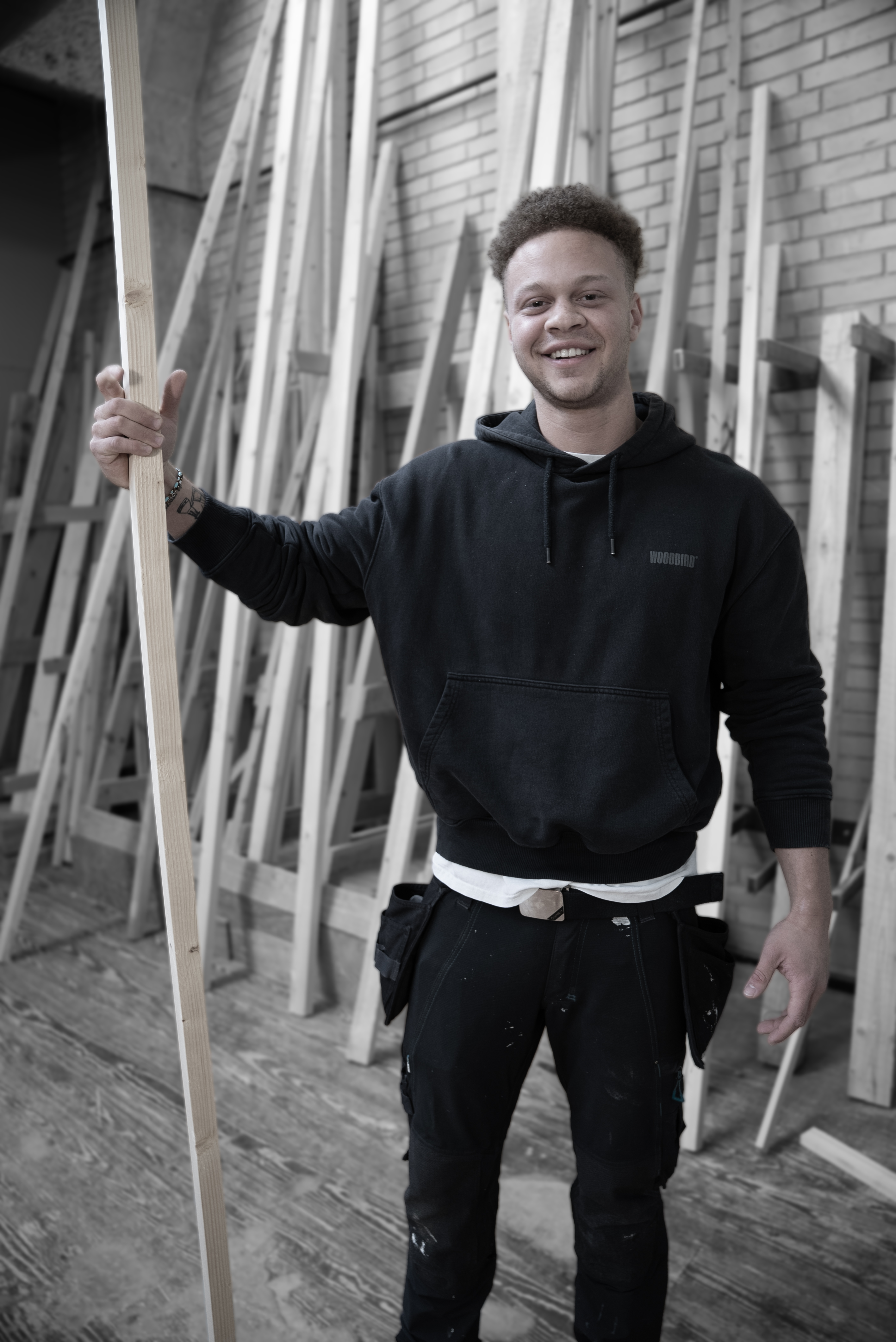 Elev på tømreruddannelsen med træ på værksted