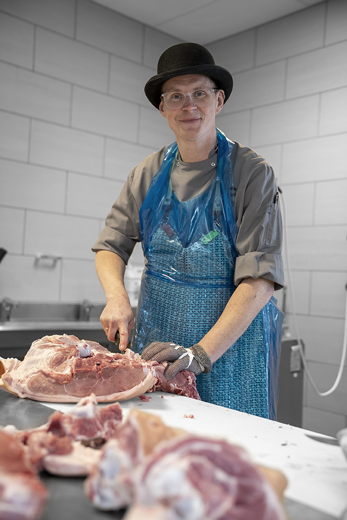 Underviser på Gourmetslagteruddannelsen arbejder med kødudskæring