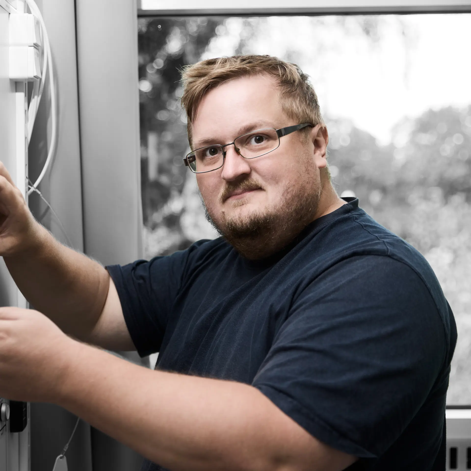 Sikkerhedsvagt står ved alarmsystem