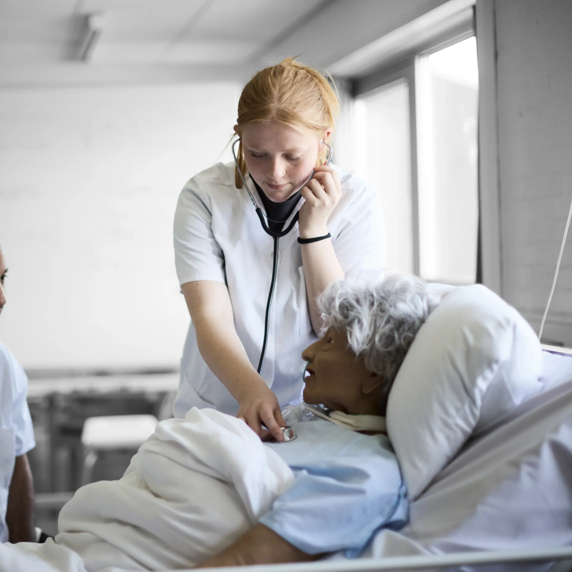 Social- og sundhed: eleverne undersøger en dukke, som ligger i en hospitalsseng på en demostue