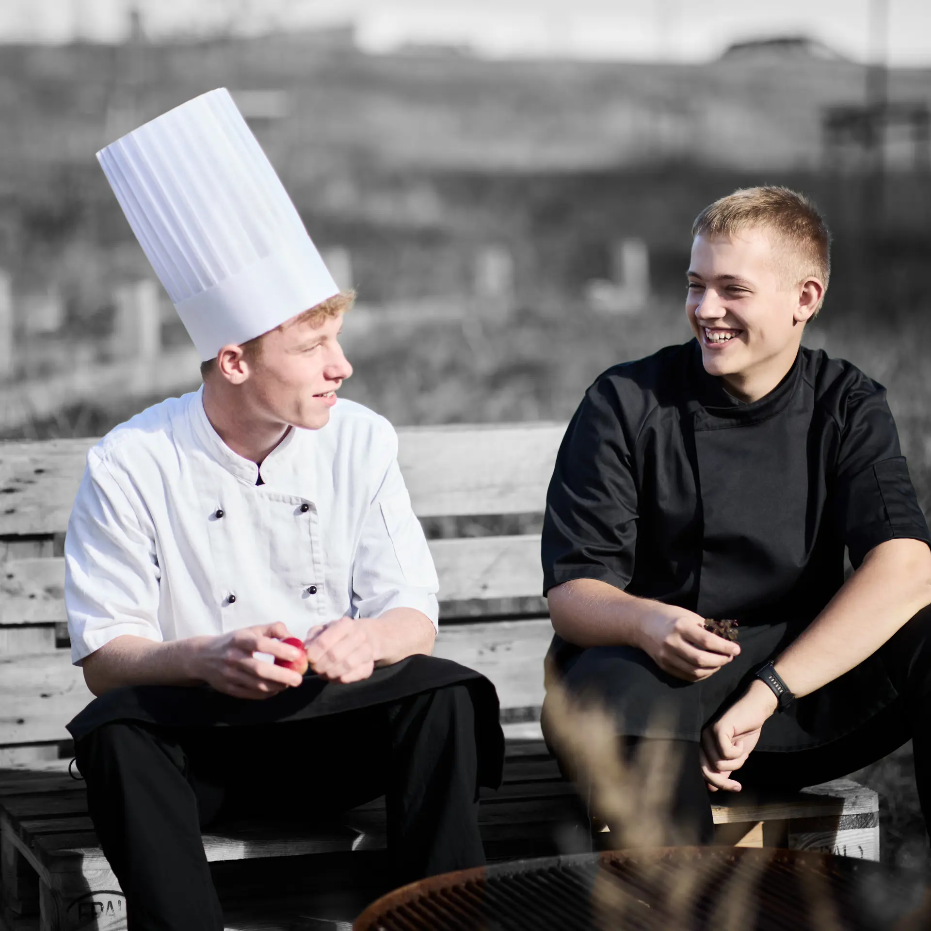 Gastronomer sidder udenfor på bænk