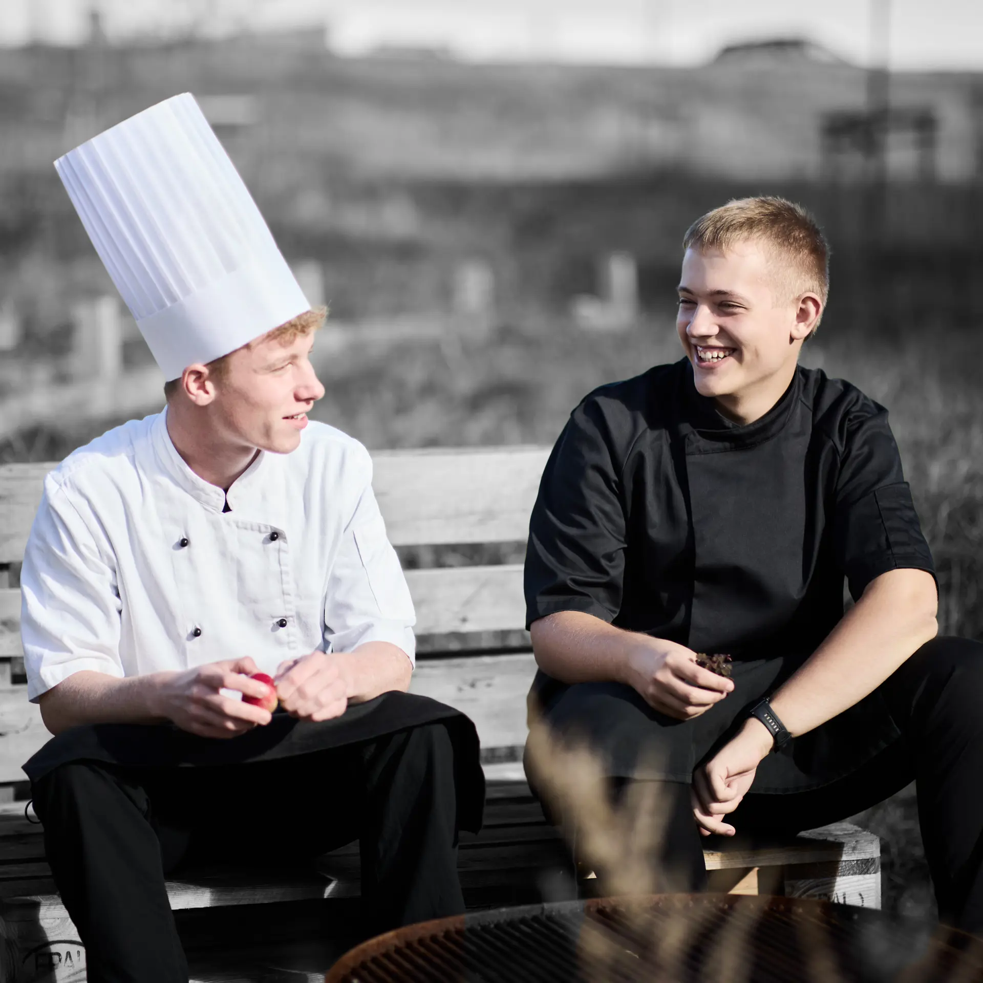 Gastronomer sidder udenfor på bænk