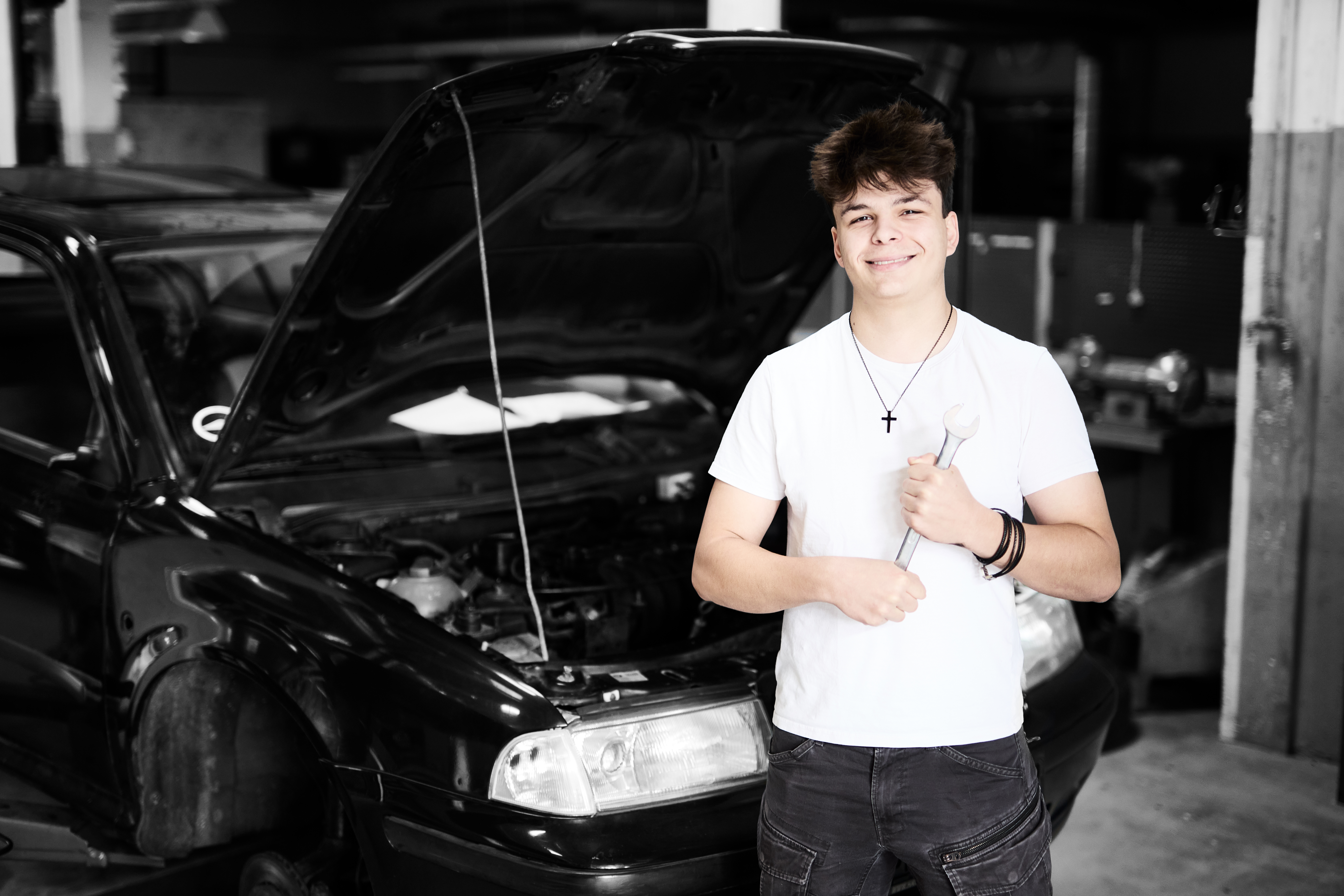 Mekaniker på værksted med en svensknøgle