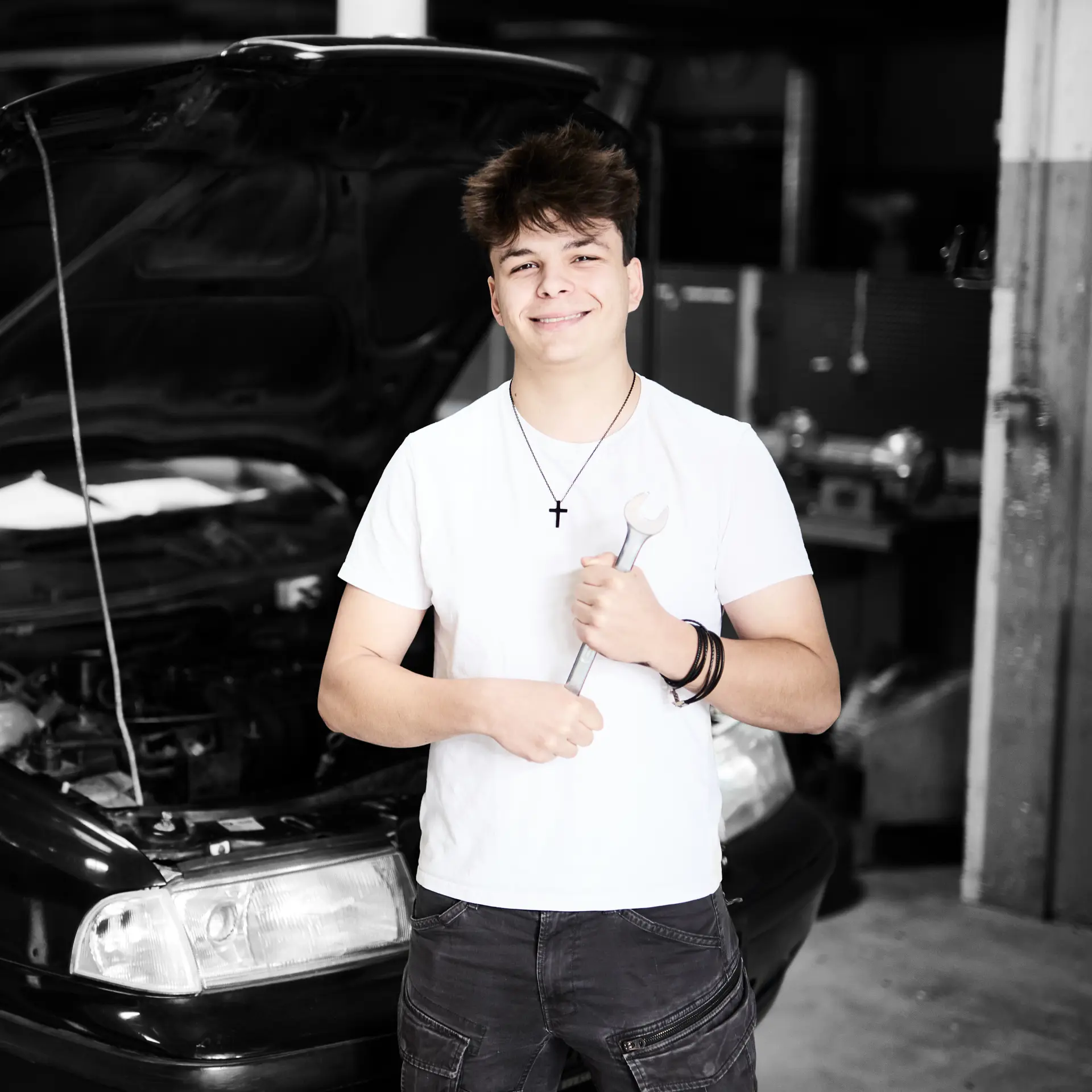 Mekaniker på værksted med en svensknøgle