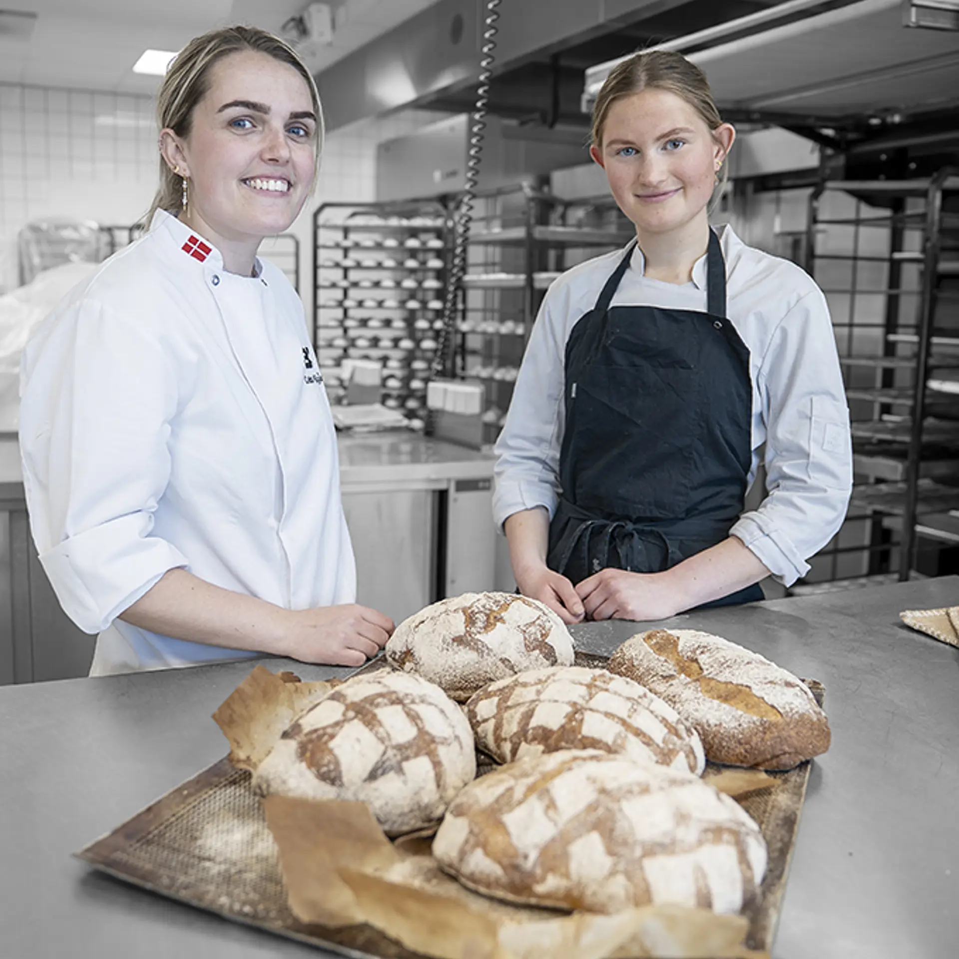 Underviser Og Elev På Bager Og Konditoruddannelsen Med Friskbagt Brød