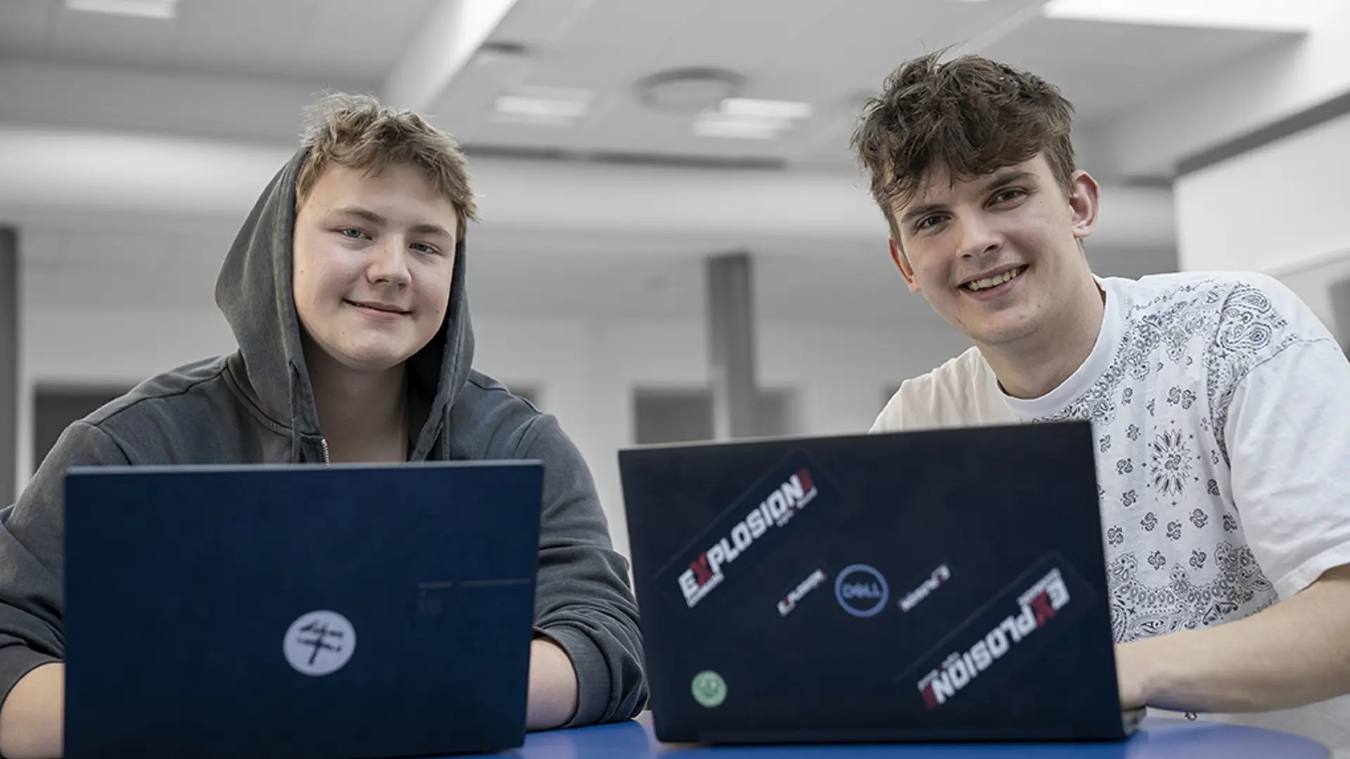 Elever fra HTX arbejder med computer og teknik på gymnasiet