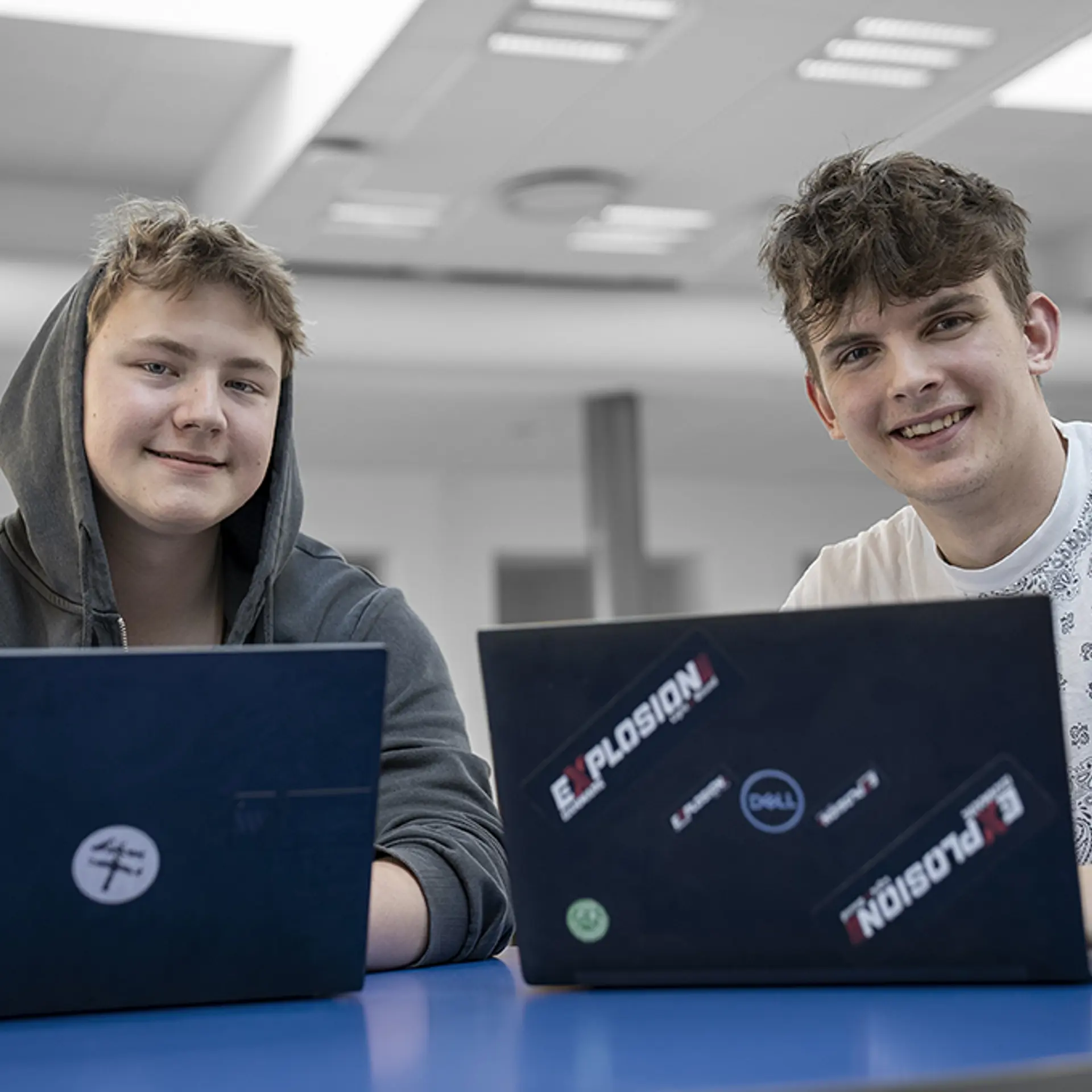 Elever fra HTX arbejder med computer og teknik på gymnasiet